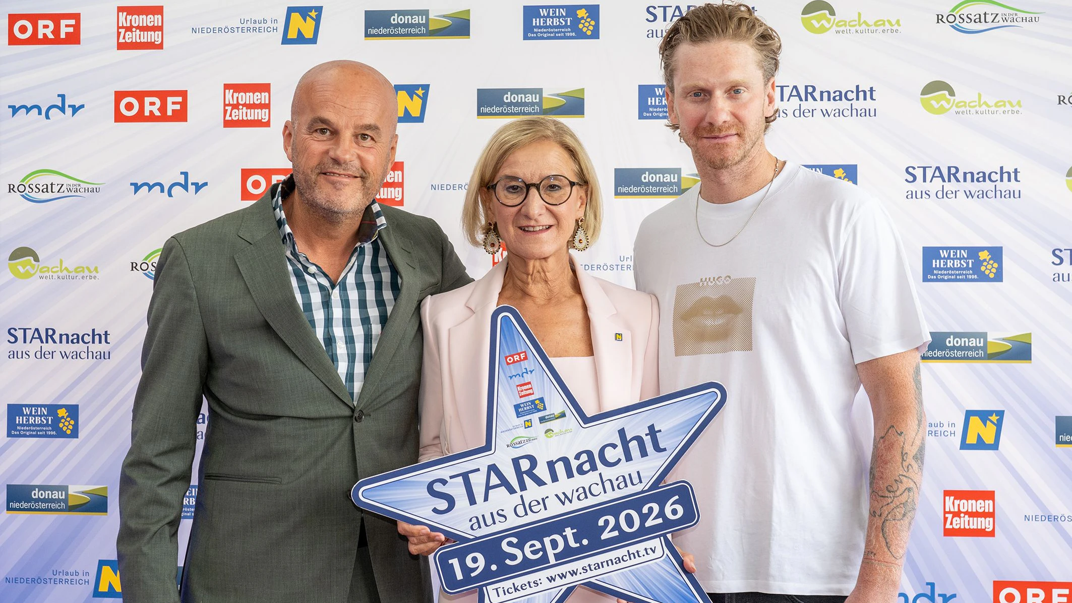 Landeshauptfrau Johanna Mikl-Leitner mit Veranstalter Martin Ramusch von IP Media und Starnacht-Künstler Lucas Fendrich.