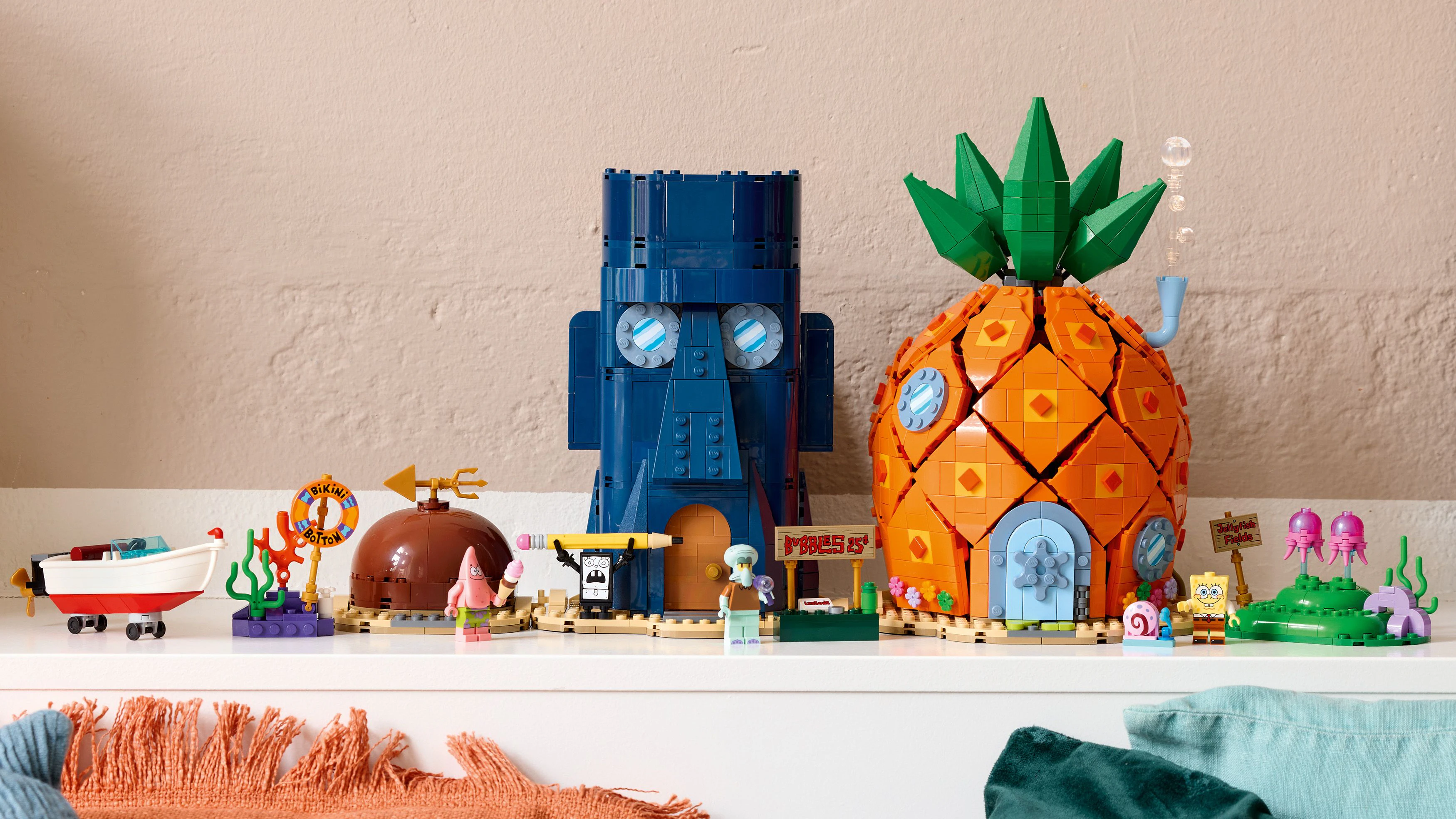Das Set entstand in Zusammenarbeit mit Paramount Products & Experiences und bildet einige der bekanntesten Schauplätze aus Bikini Bottom nach.
