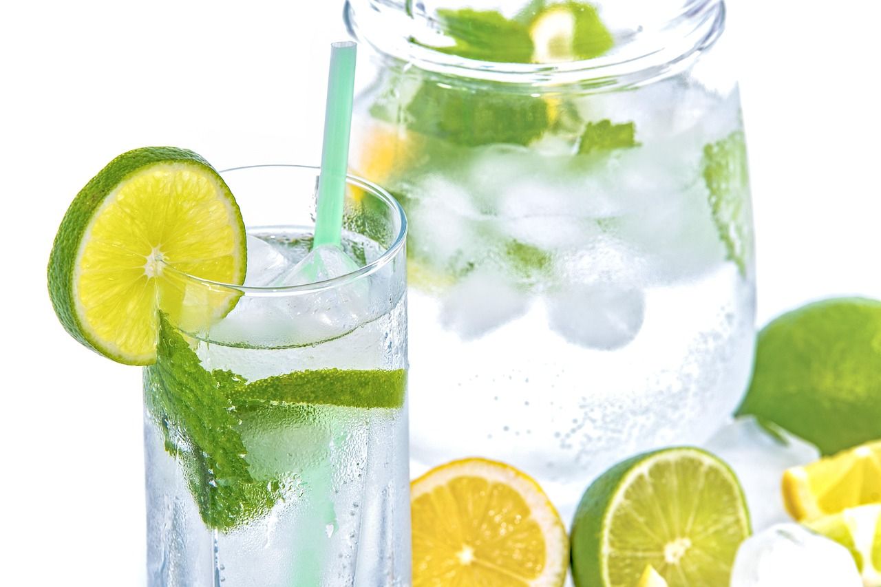 Erfrischendes Kräutergetränk mit Minze und Limette