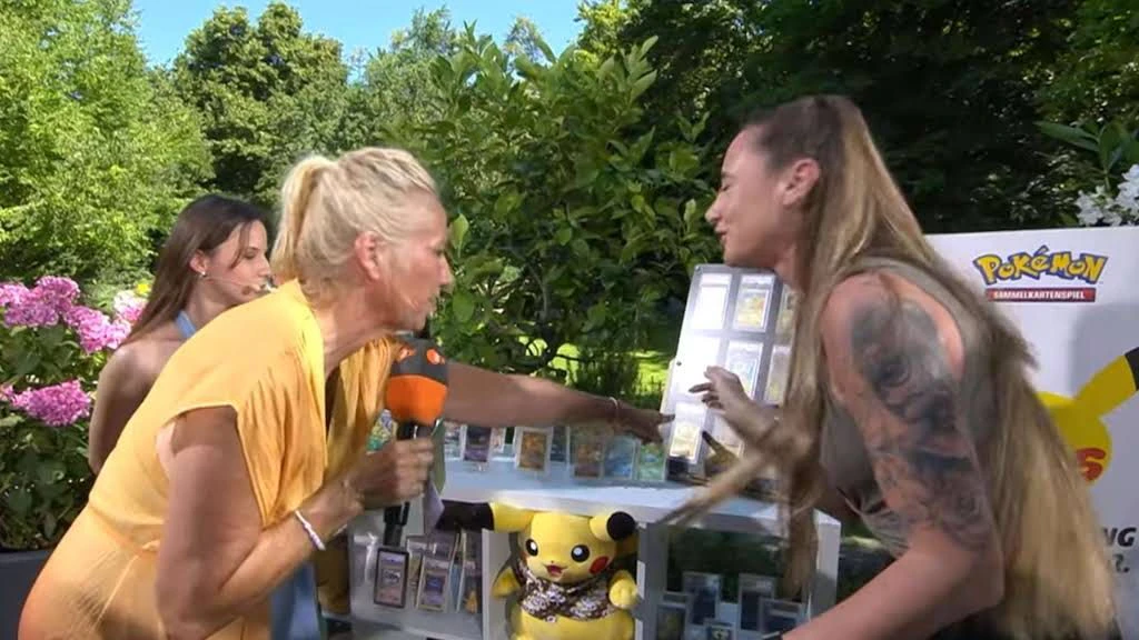Andrea Kiewel ruft "Ching Chang Chong" als sie eine Pokémon-Karte sieht.