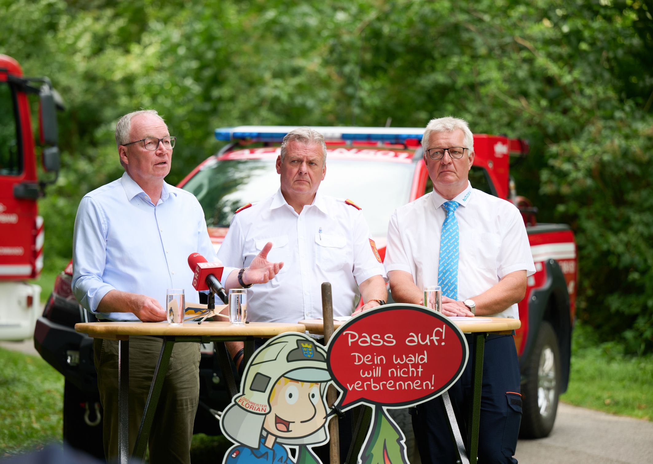 Landesvize Stephan Pernkopf mit Landesfeuerwehrkommandant Dietmar Fahrafellner und Christoph Kainz, Präsident des Zivilschutzverbandes Niederösterreich