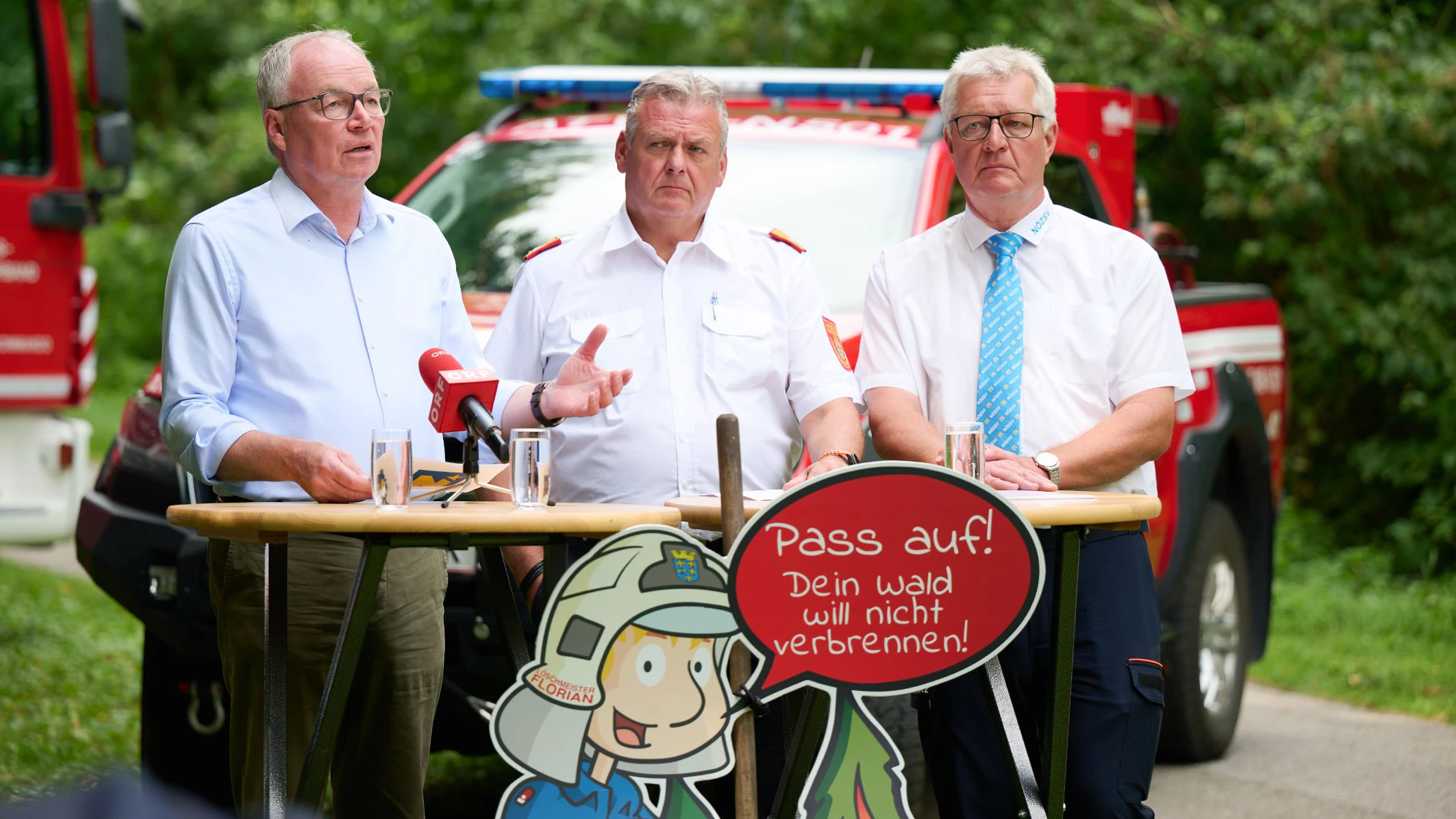 Landesvize Stephan Pernkopf mit Landesfeuerwehrkommandant Dietmar Fahrafellner und Christoph Kainz, Präsident des Zivilschutzverbandes Niederösterreich