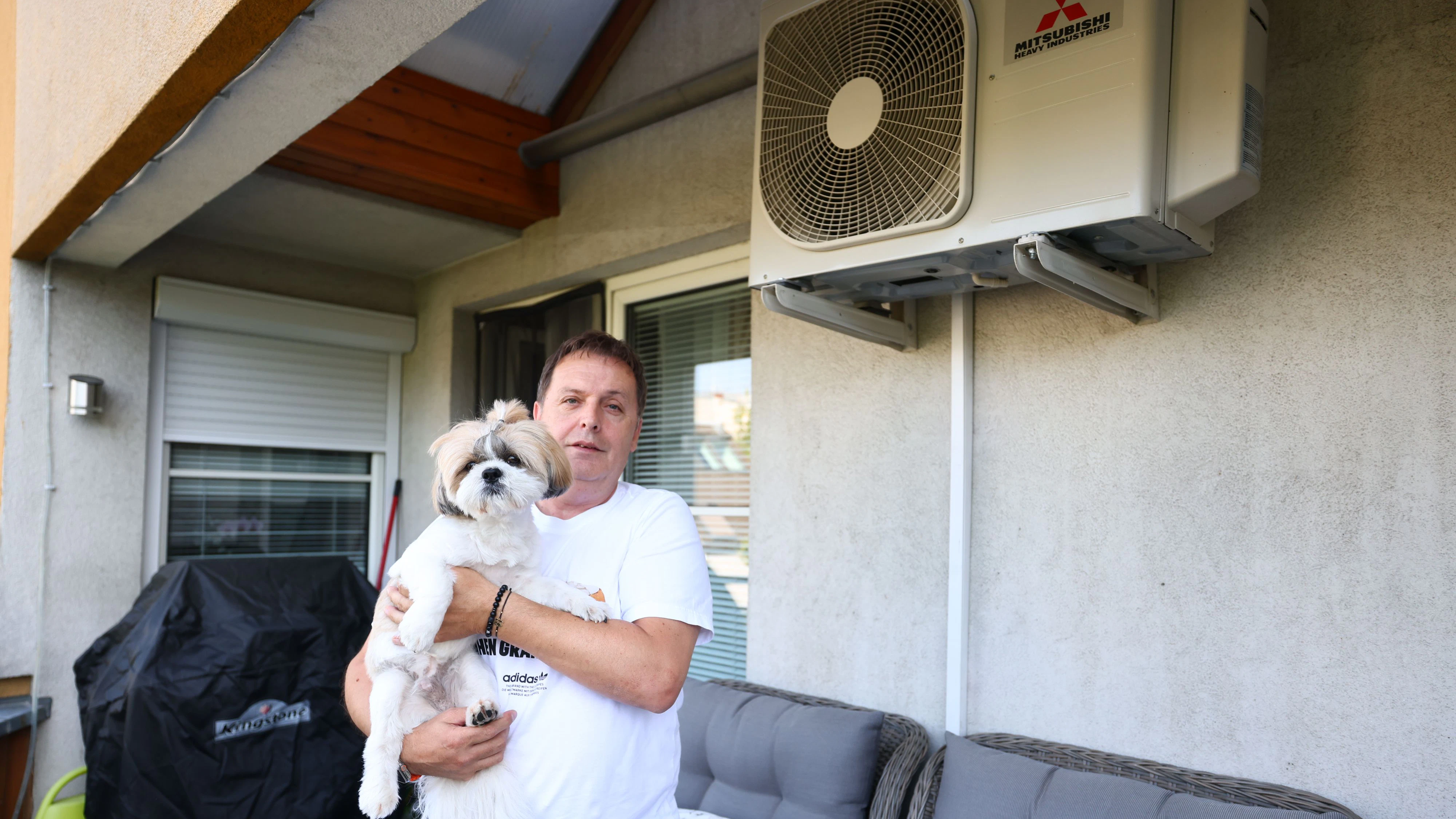 Das Außengerät wurde am Balkon montiert – das freut auch Shih Tzu "Mili".