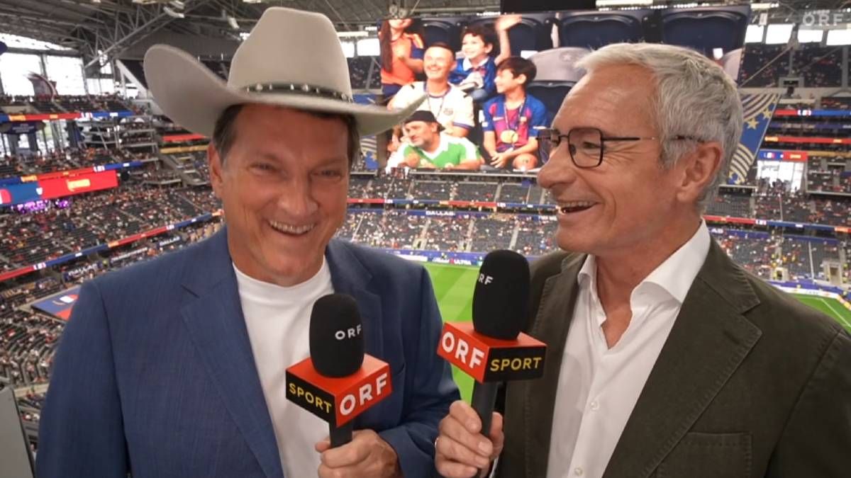 ORF-Experte Andreas Herzog moderiert mit einem Cowboyhut auf dem Kopf. 