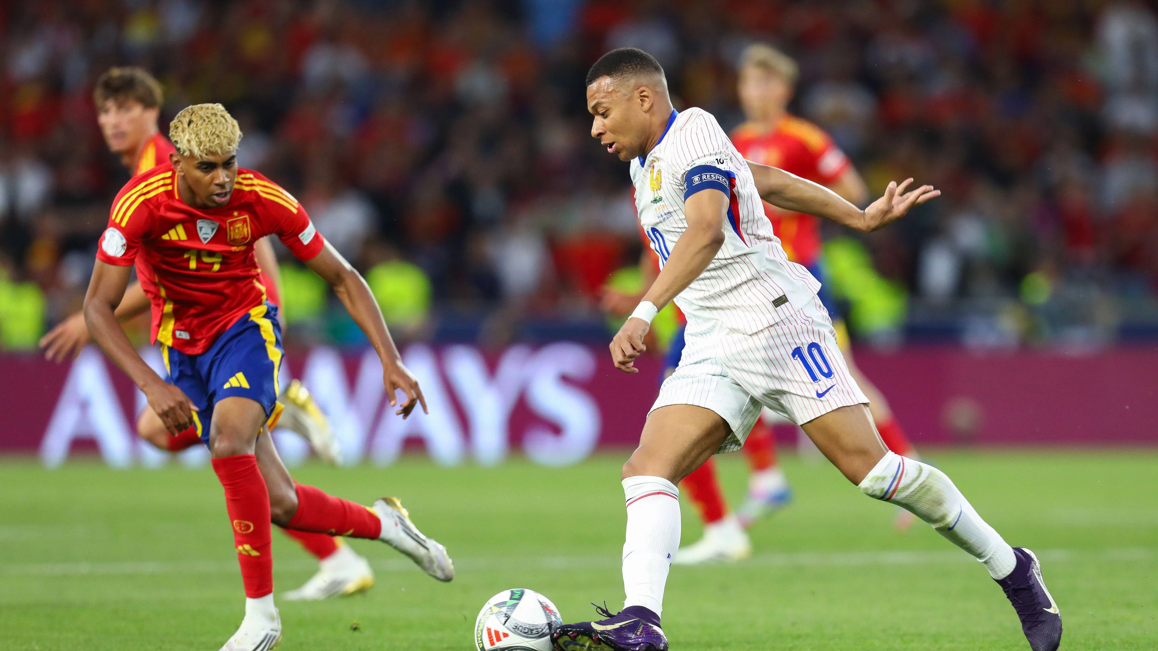 June 5, 2025, Stuttgart, Baden-Wurttemberg, Germany: Prodigies KYLIAN MBAPPE of France and LAMINE YAMAL of Spain in the UEFA Nations League 2025 semifinal between SPAIN and FRANCE at the MHP Arena in Stuttgart, Germany Stuttgart Germany - ZUMAc179 20250605_zep_c179_286 Copyright: xMickaelxChavetx