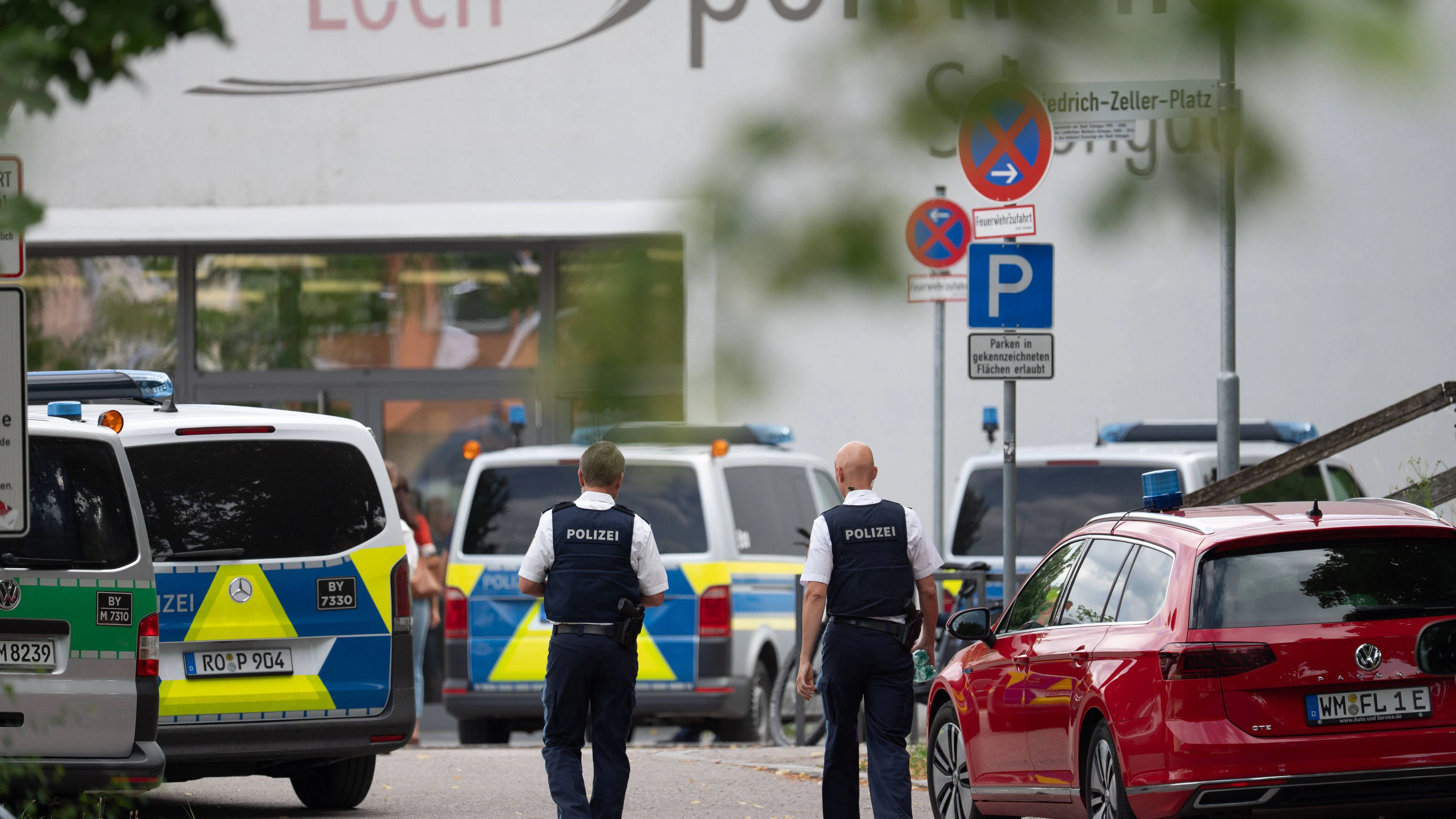 Bei der Tat wurden zwei Mädchen verletzt.