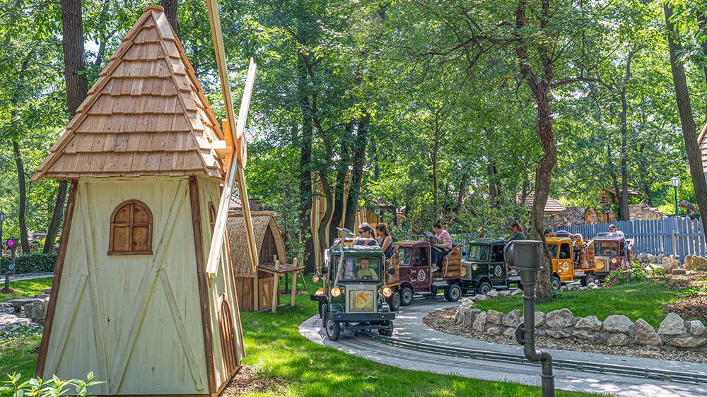 Fahrattraktion "Eichen Konvoi" im Familypark