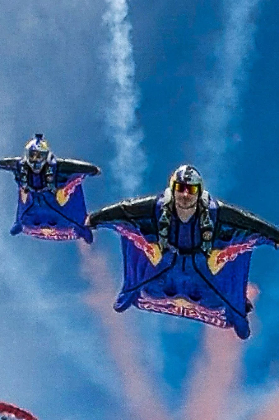 Nach wie vor auf Kurs: Auch die Wingsuiters Marco Fürst, Marko Waltenspiel und Max Manow gehören zu den spektakulären Markenbotschaftern des Milliarden-Konzerns