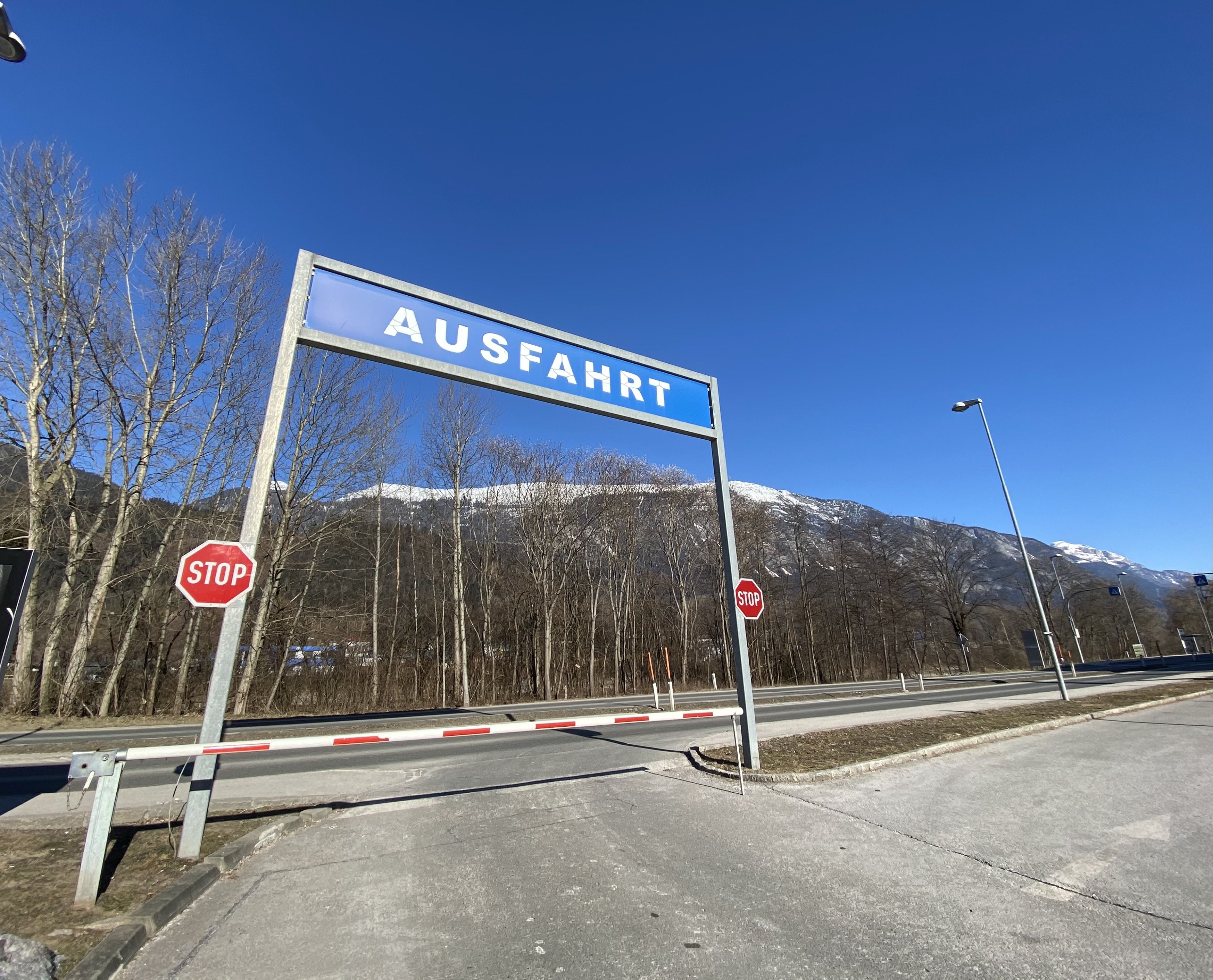 Ein 36-jähriger Autofahrer hielt vor einem geschlossenen Schranken bei der Zufahrt zu einer Liegenschaft an.