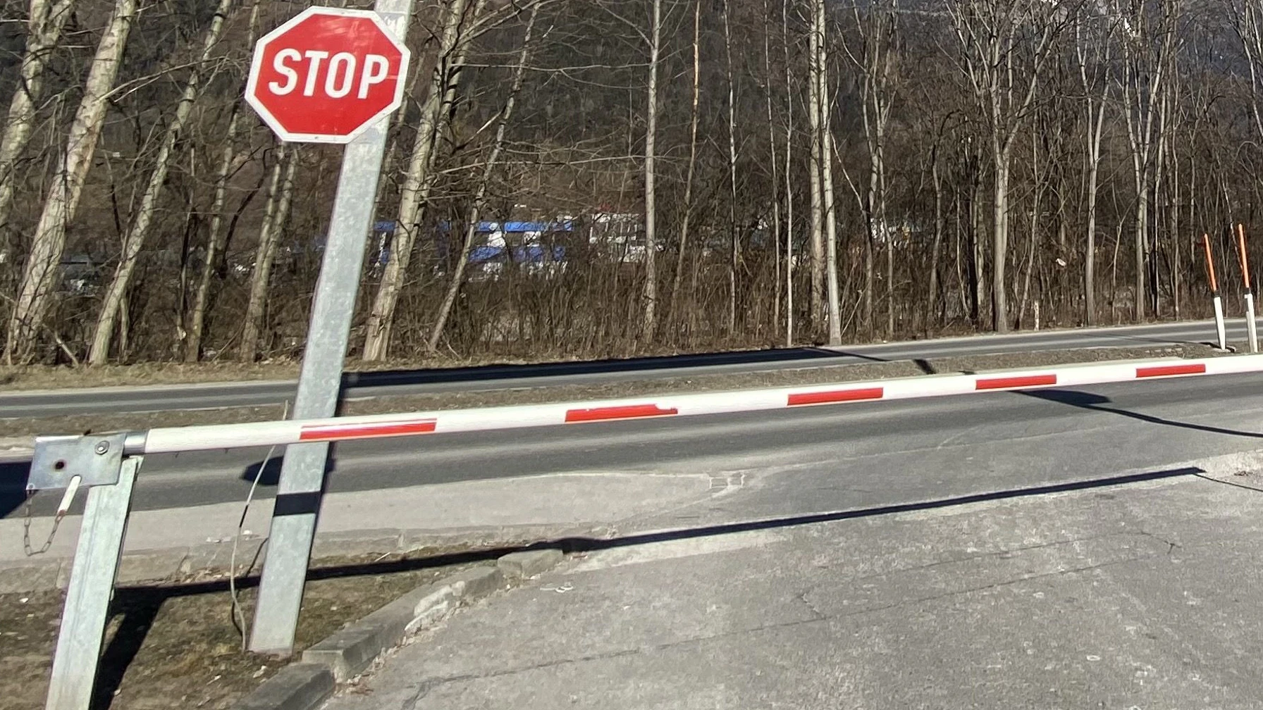 Ein 36-jähriger Autofahrer hielt vor einem geschlossenen Schranken bei der Zufahrt zu einer Liegenschaft an.