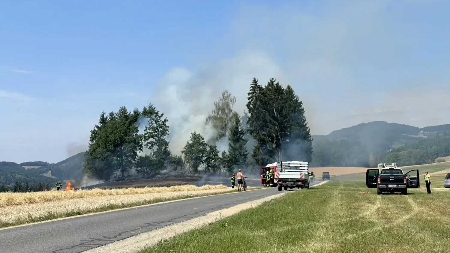 Landwirte aus dem Ort halfen dabei, den Brand einzudämmen.