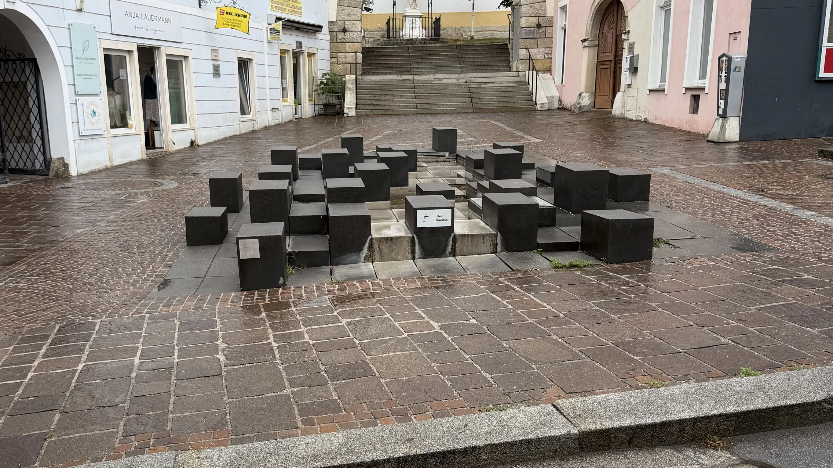 Heute.at - Stockerau: Wirbel um Umbau von Brunnen-Mahnmal