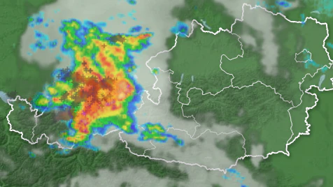 Eine kräftige Gewitterzelle über Tirol.
