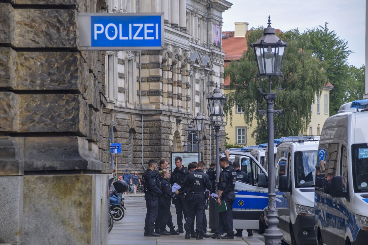 Die Polizei führte am Dienstag eine riesige Razzia durch.