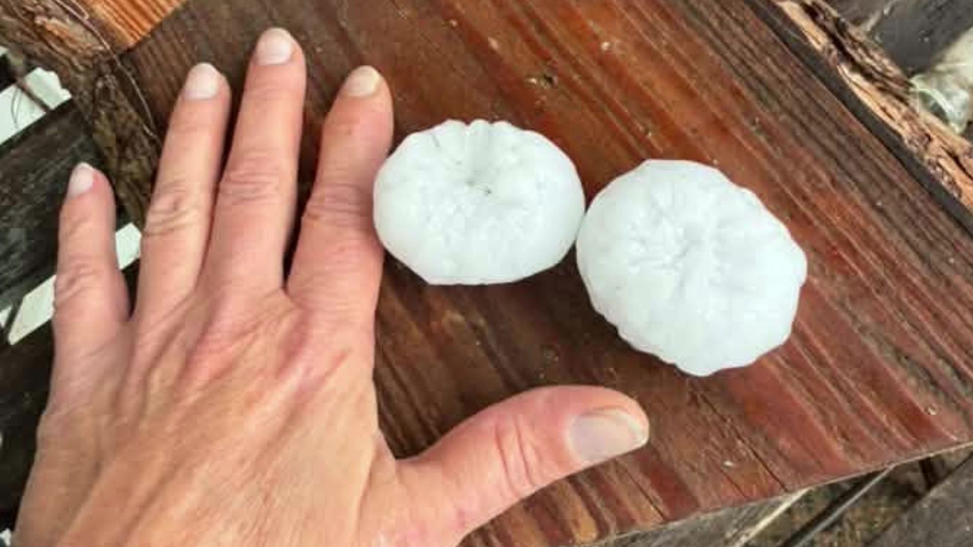 Schwere Hagelunwetter wüten über Norddeutschland: 5 Zentimeter große Hagelkörner prasselten in Mecklenburg-Vorpommern nieder. Intensive Hagelschauer sorgten für winterliche Verhältnisse. Straßen wurden überschwemmt.