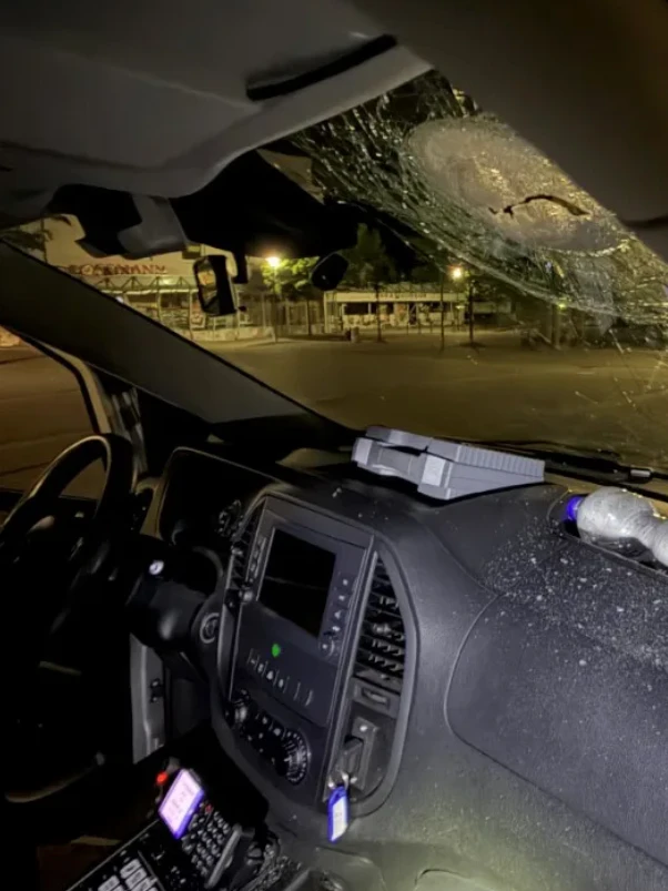 Ein Betonbrocken traf das Polizeiauto.