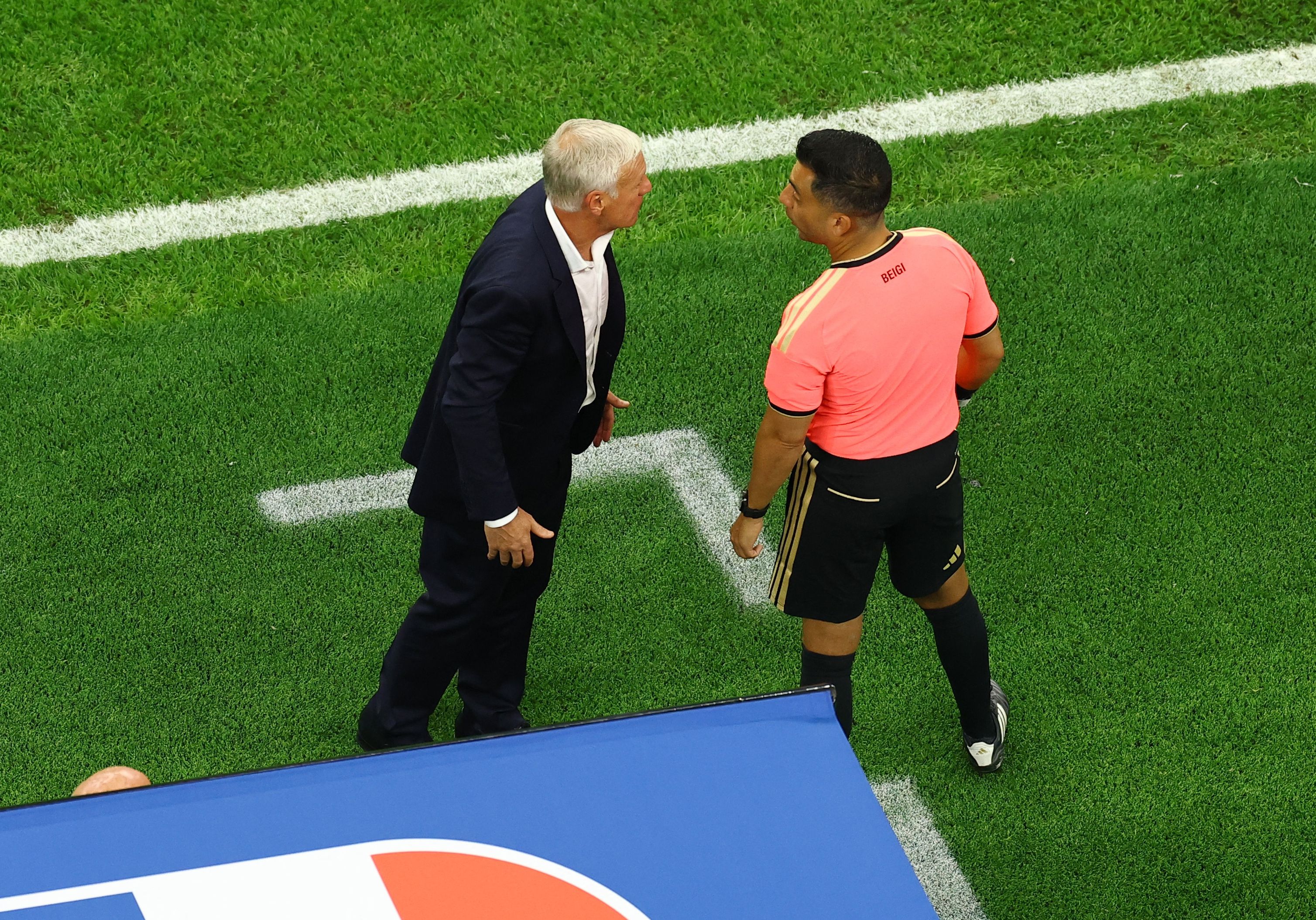 Frankreichs Teamchef Didier Deschamps diskutiert nach dem WM-Halbfinale mit Referee Ivan Barton. 