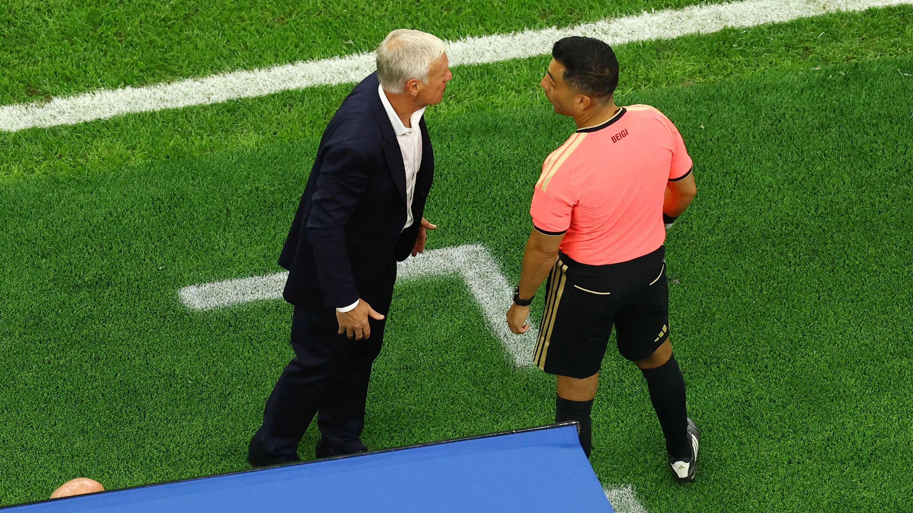 Frankreichs Teamchef Didier Deschamps diskutiert nach dem WM-Halbfinale mit Referee Ivan Barton. 