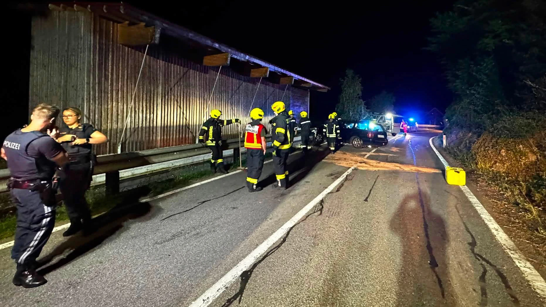 Die Freiwillige Feuerwehr Kleinzell sicherte die Unfallstelle ab, stellte den Brandschutz sicher und band ausgetretene Betriebsmittel.