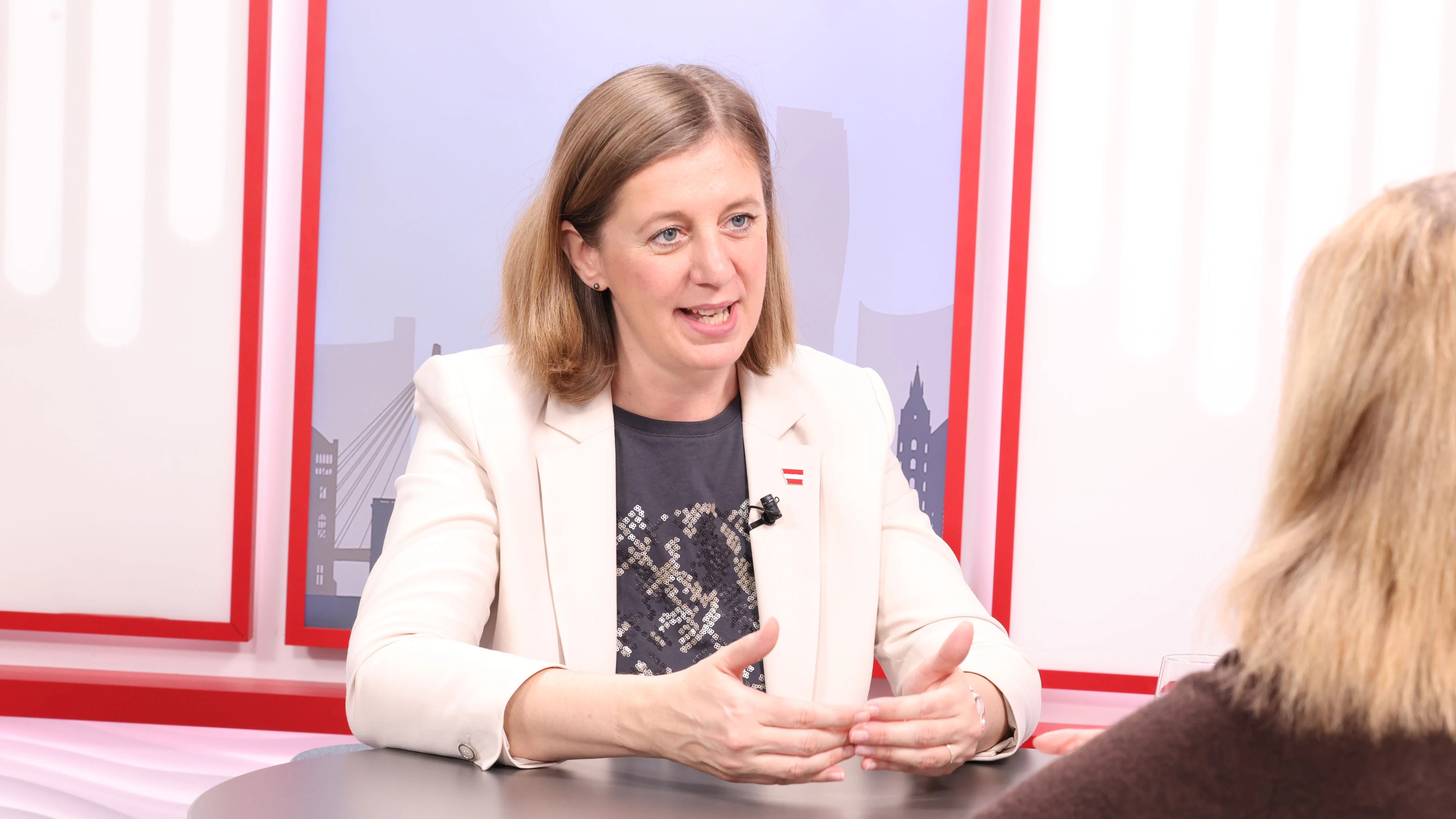 Jedes Ressort muss zu den Einsparungen beitragen, erklärt VP-Finanzstaatssekretärin Eibinger-Miedl.