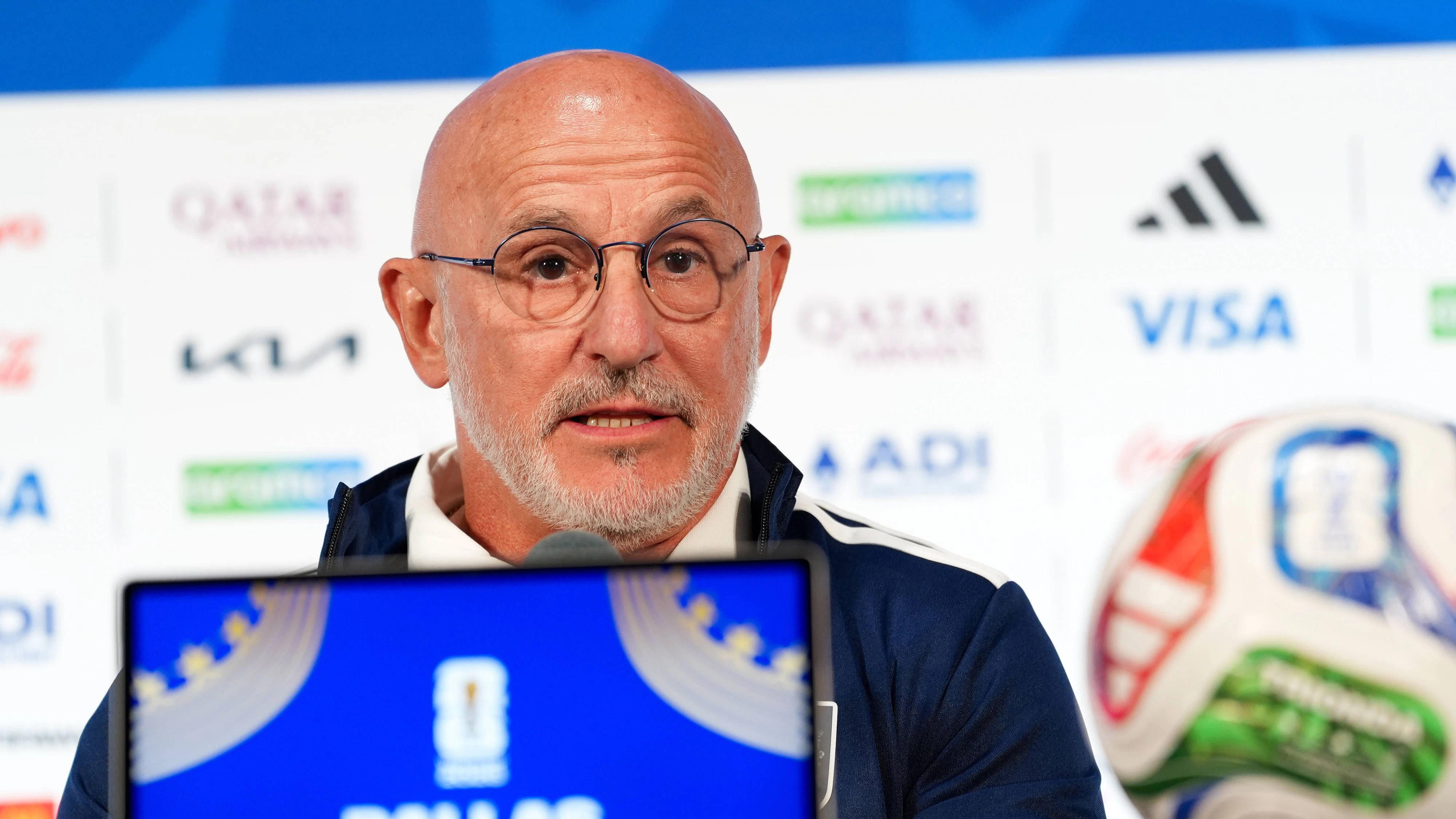 Luis de la Fuente Spanien, Cheftrainer nimmt an der Abschlusspressekonferenz vor dem Halbfinale zwischen Frankreich und Spanien teil. USA, Deutsche Fussballnationalmannschaft, Pressekonferenz, Dallas, 13.07.2026 USA, FIFA Weltmeisterschaft, Halbfinale, Frankreich vs Spanien, Dallas, 13.07.2026 Dallas *** Luis de la Fuente, head coach of Spain, attends the post-match press conference ahead of the semifinal between France and Spain. USA, German national soccer team, press conference, Dallas, July 13, 2026, USA, FIFA World Cup, Semifinal, France vs. Spain, Dallas, July 13, 2026, Dallas Copyright: xEibner-Pressefoto/ScottxColemanx EP_SCN