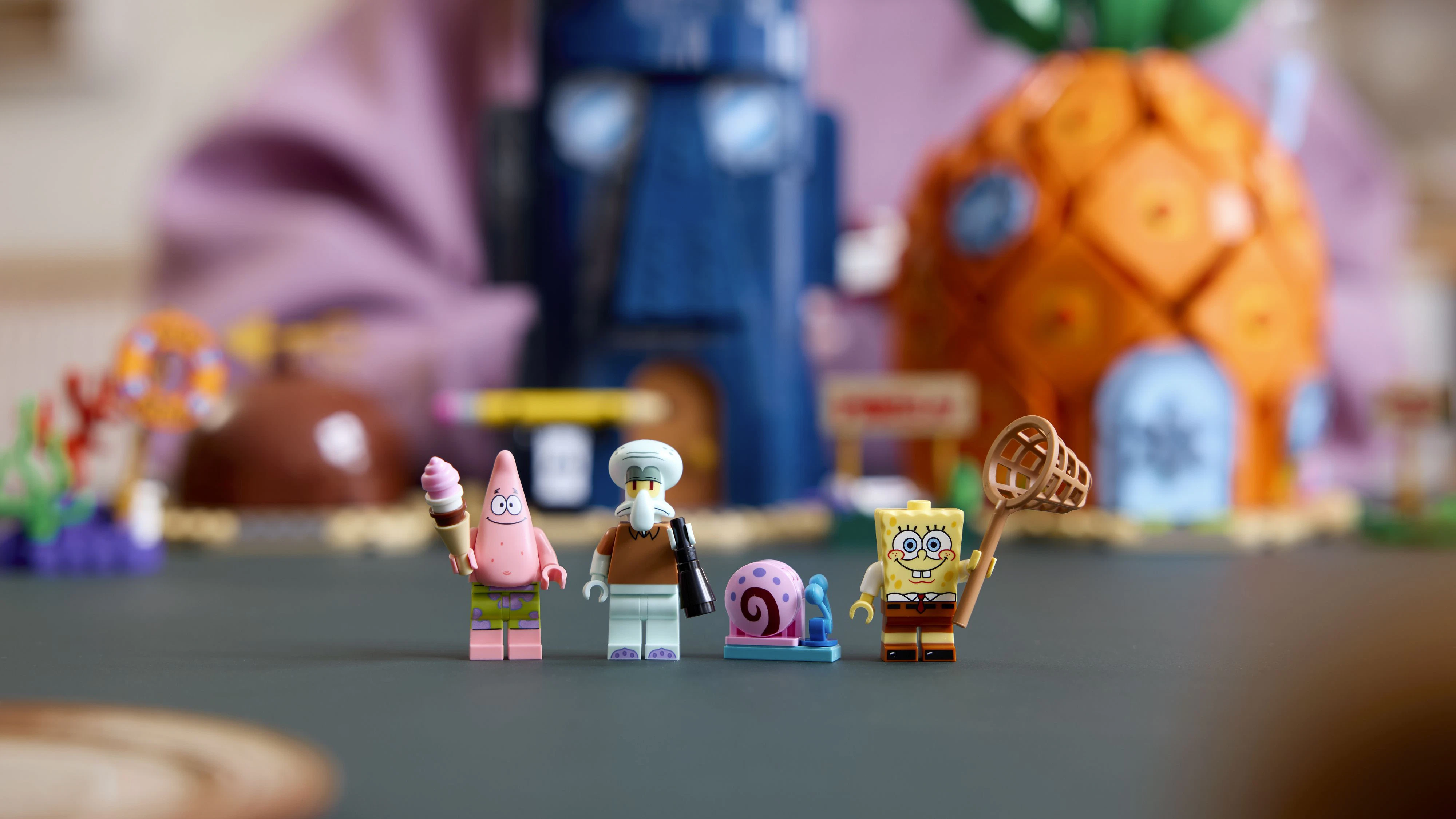Zum Set gehören auch mehrere bekannte Figuren aus Bikini Bottom.