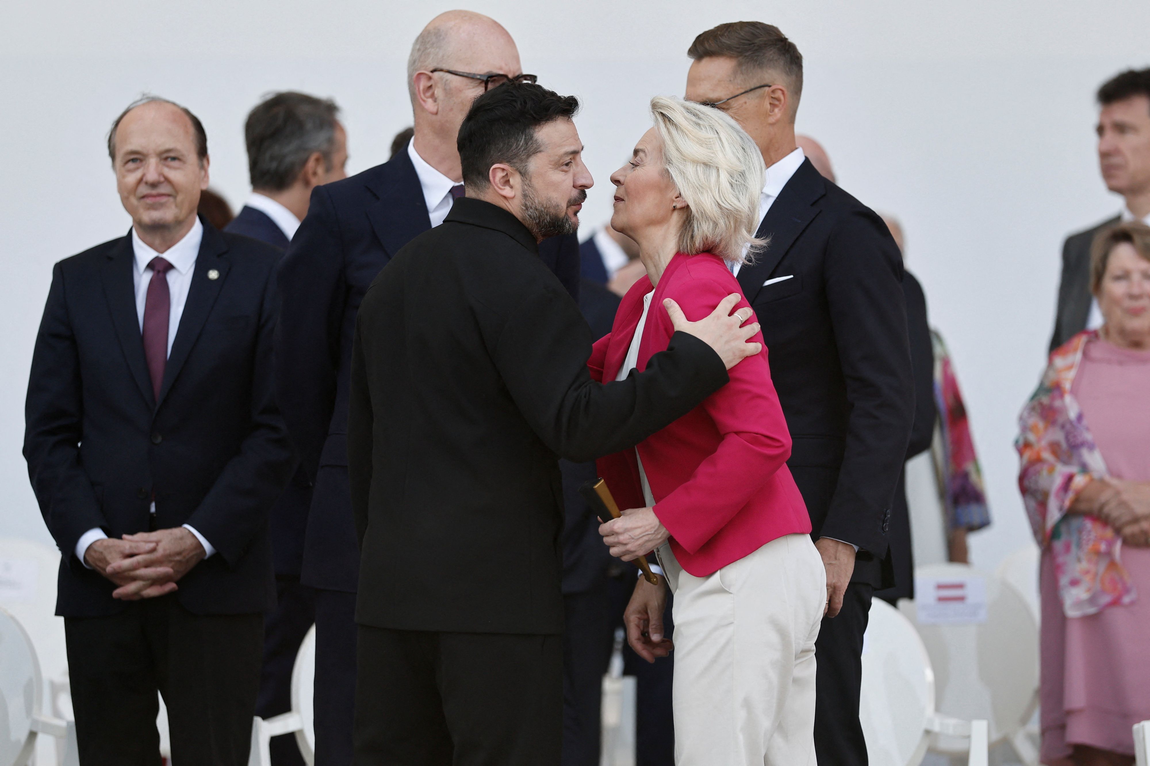 Während Ukraine-Präsident Wolodymyr Selensky am Dienstag anlässlich des französischen Feiertags u.a. auf EU-Kommissionspräsidentin Ursula von der Leyen traf, werden im Hintergrund die Beitrittsverhandlungen in Brüssel vorangetrieben.