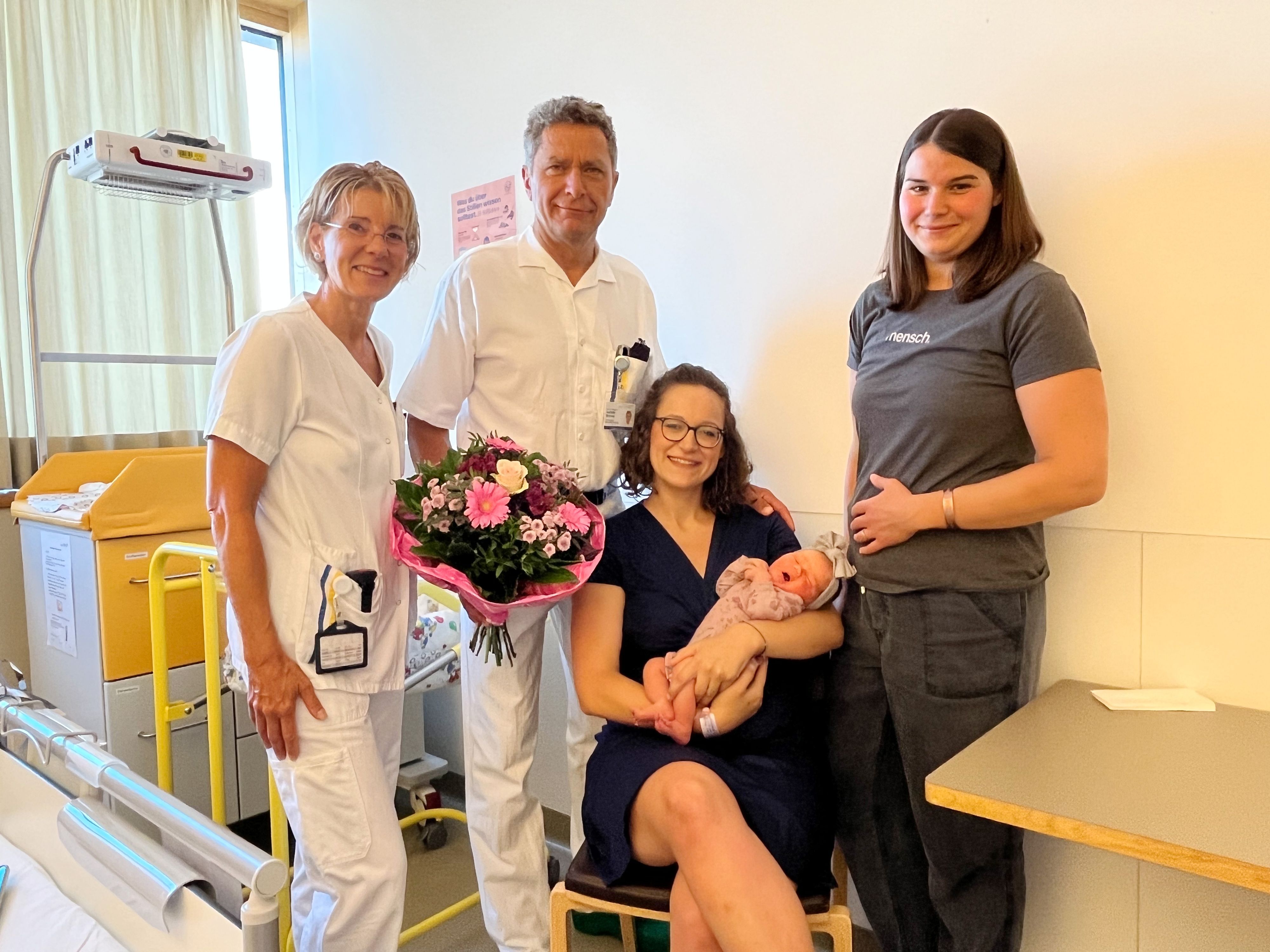Baby Ela-Nora mit Mama Lisa Wannebauer und Partnerin sowie Hebamme Alexandra List und Abteilungsvorstand Andreas Brunner