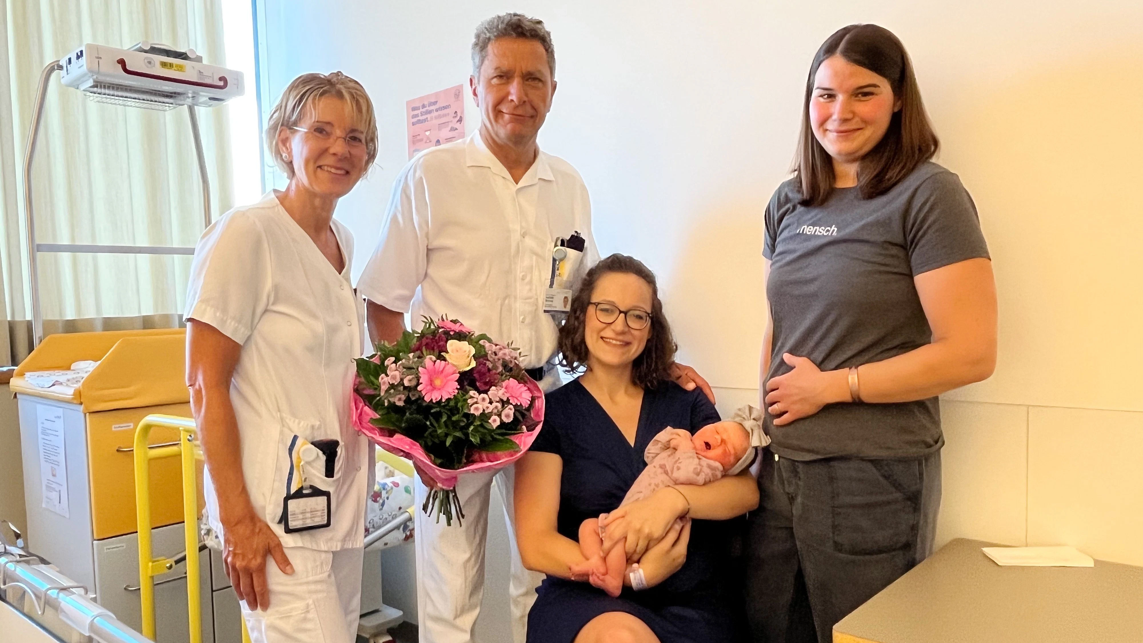 Baby Ela-Nora mit Mama Lisa Wannebauer und Partnerin sowie Hebamme Alexandra List und Abteilungsvorstand Andreas Brunner