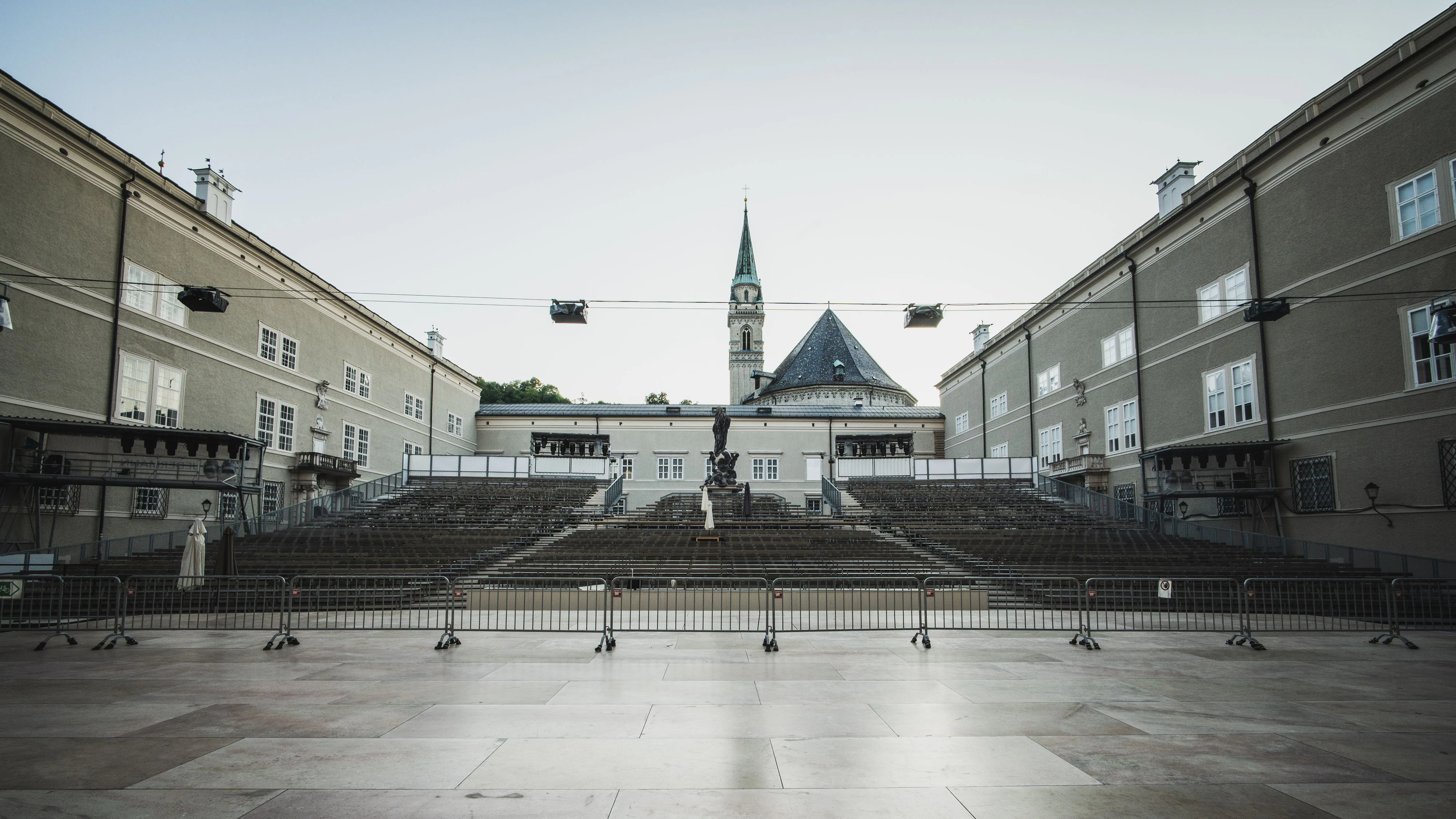 Die "Jedermann"-Bühne, eine temporäre Open-Air-Spielstätte auf dem Domplatz in Salzburg, die eigens für das berühmte Theaterstück "Jedermann" von Hugo von Hofmannsthal errichtet wird. 