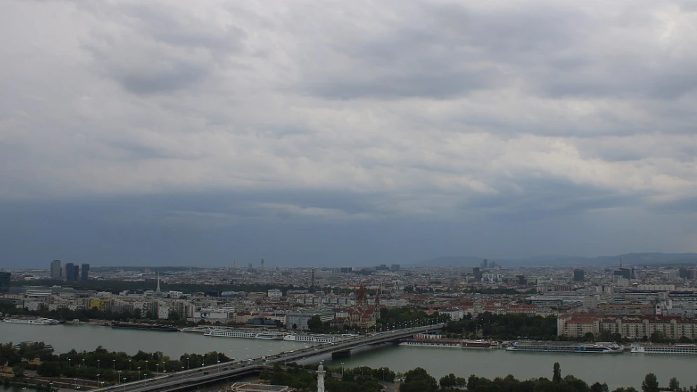 Dunkle Wolken im Süden von Wien.