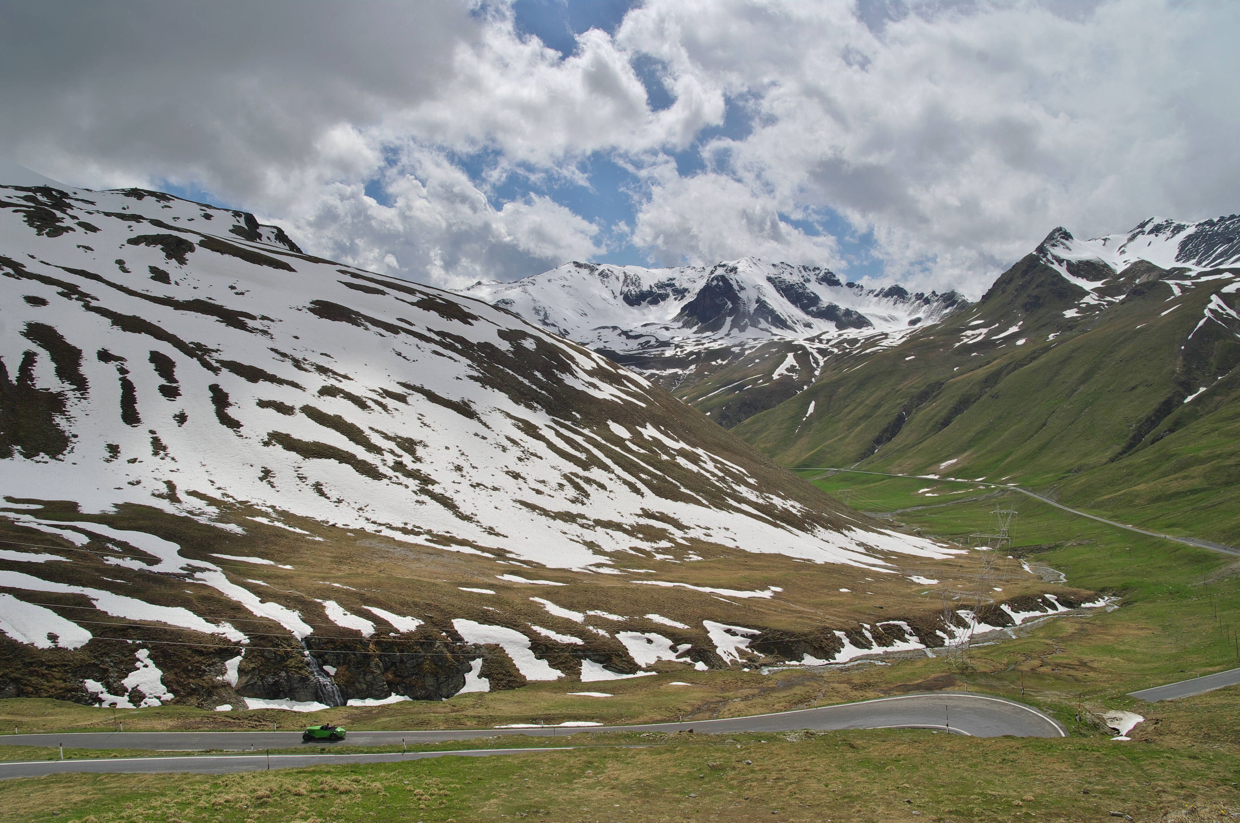 Zu den gesperrten Routen zählen u.a. das Stilfser Joch (Bild), der Jaufenpass und der Karerpass.