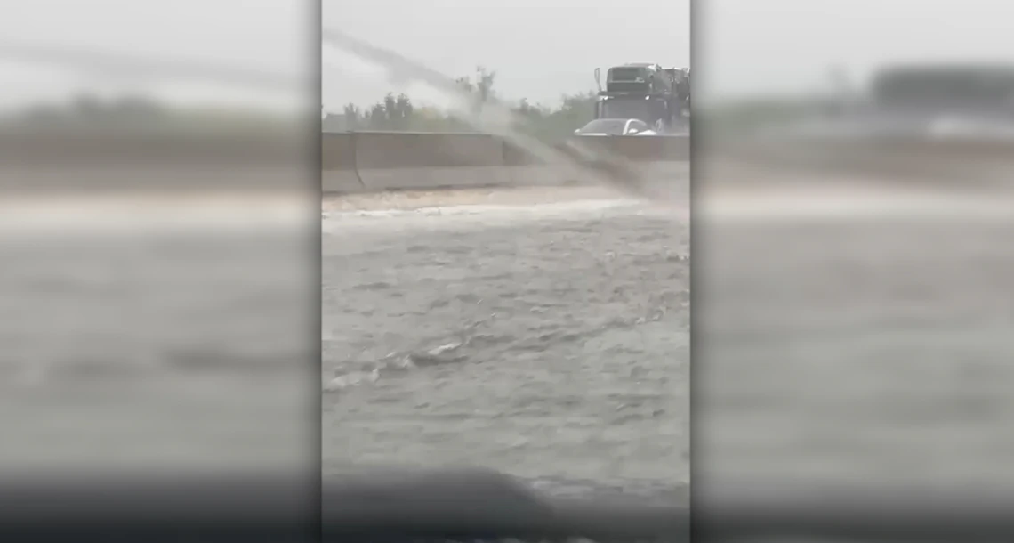 Heute.at - Es war heftig! Sintflut-Regen – A2 versinkt im Chaos