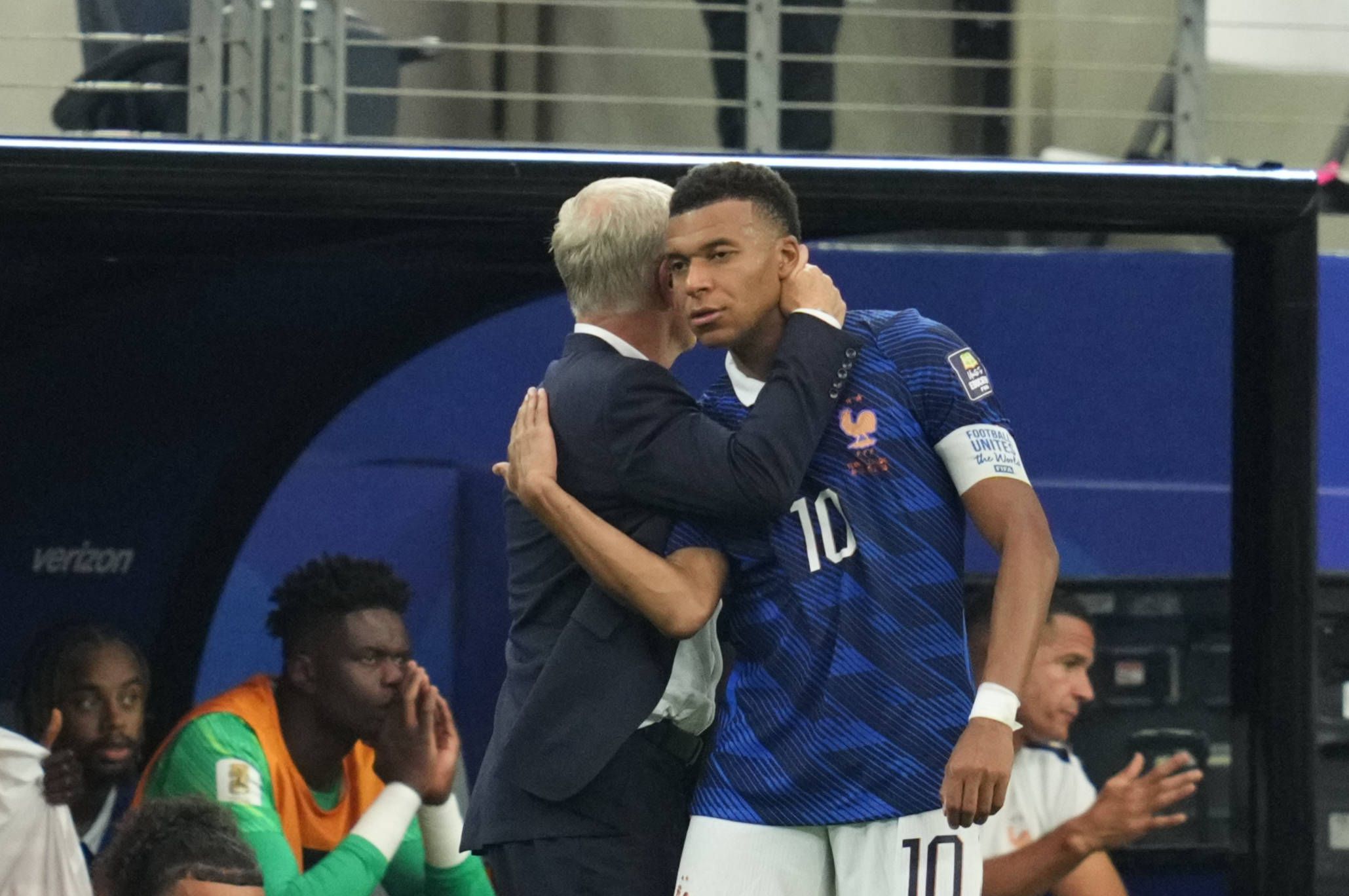 Superstar Kylian Mbappe und Trainer Didier Deschamps herzen einander. 