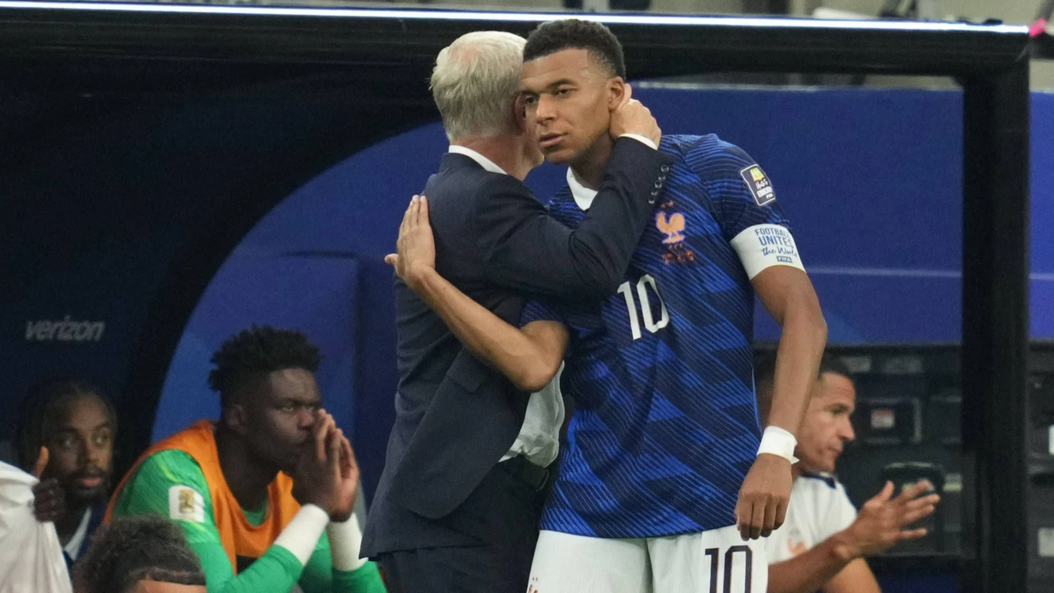 Superstar Kylian Mbappe und Trainer Didier Deschamps herzen einander. 