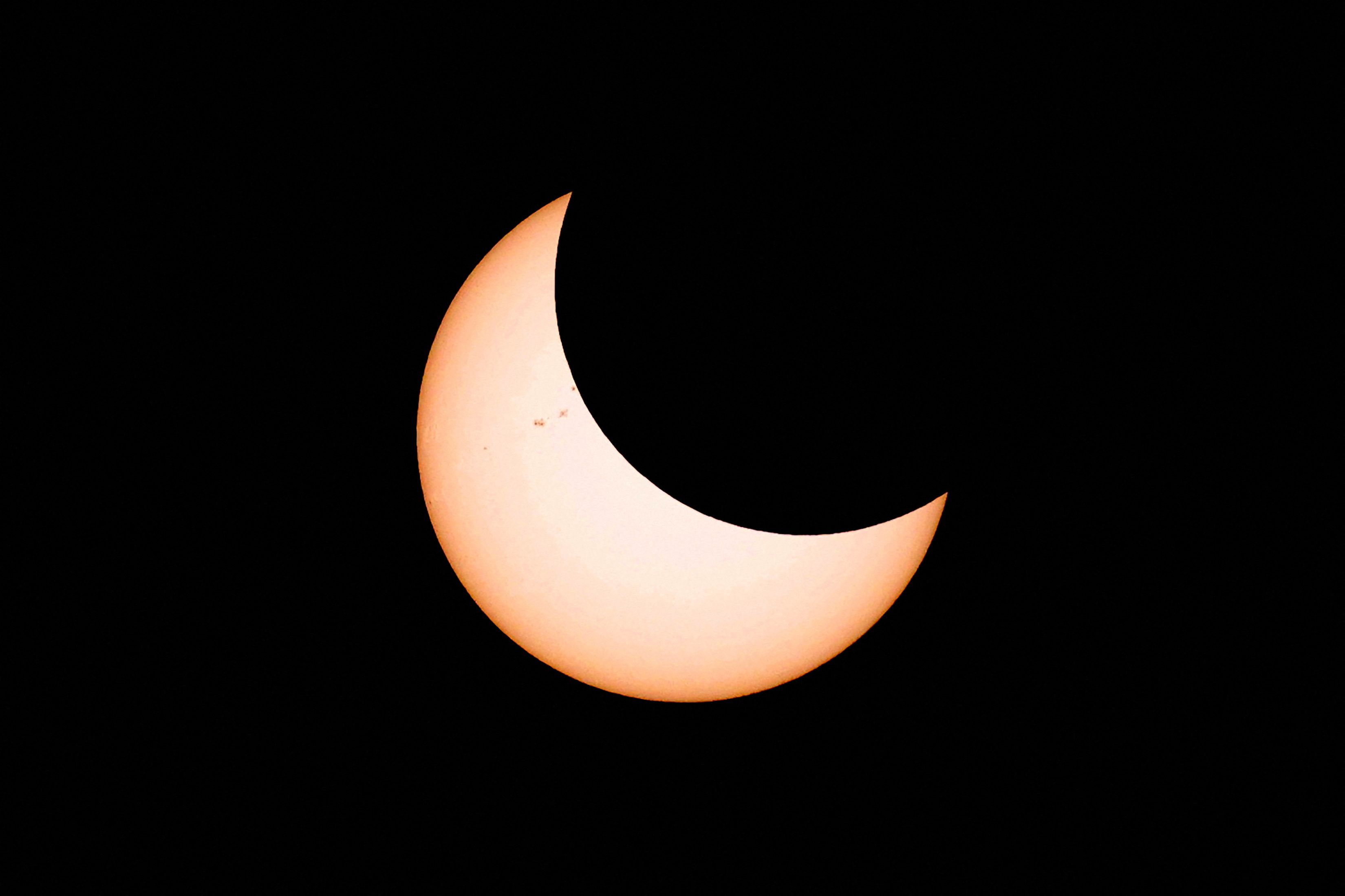 Heute.at - Spektakuläre Sonnenfinsternis über Österreich