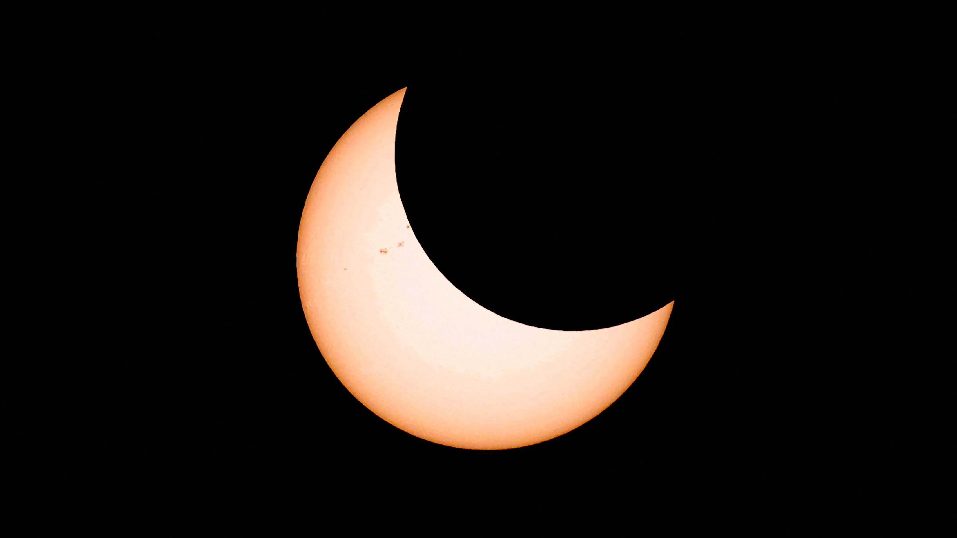 A solar eclipse is observed from Tahai archaeological monument area in the Rapa Nui national park managed by the Mau Henua native community at Easter Island, Chile October 2, 2024. REUTERS/Ivan Alvarado  
