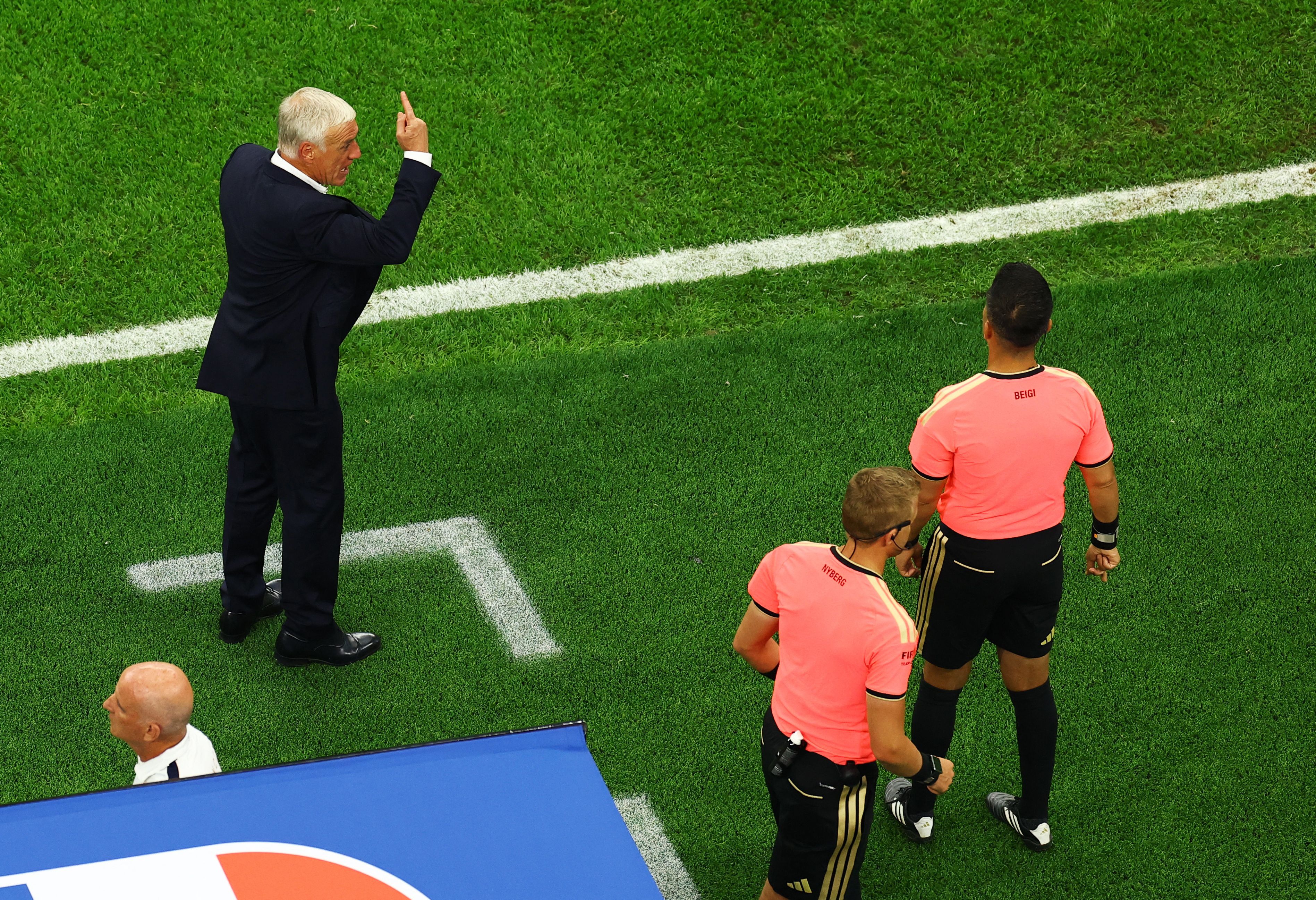Der scheidende französische Teamchef Didier Deschamps regte sich über den Unparteiischen auf. 