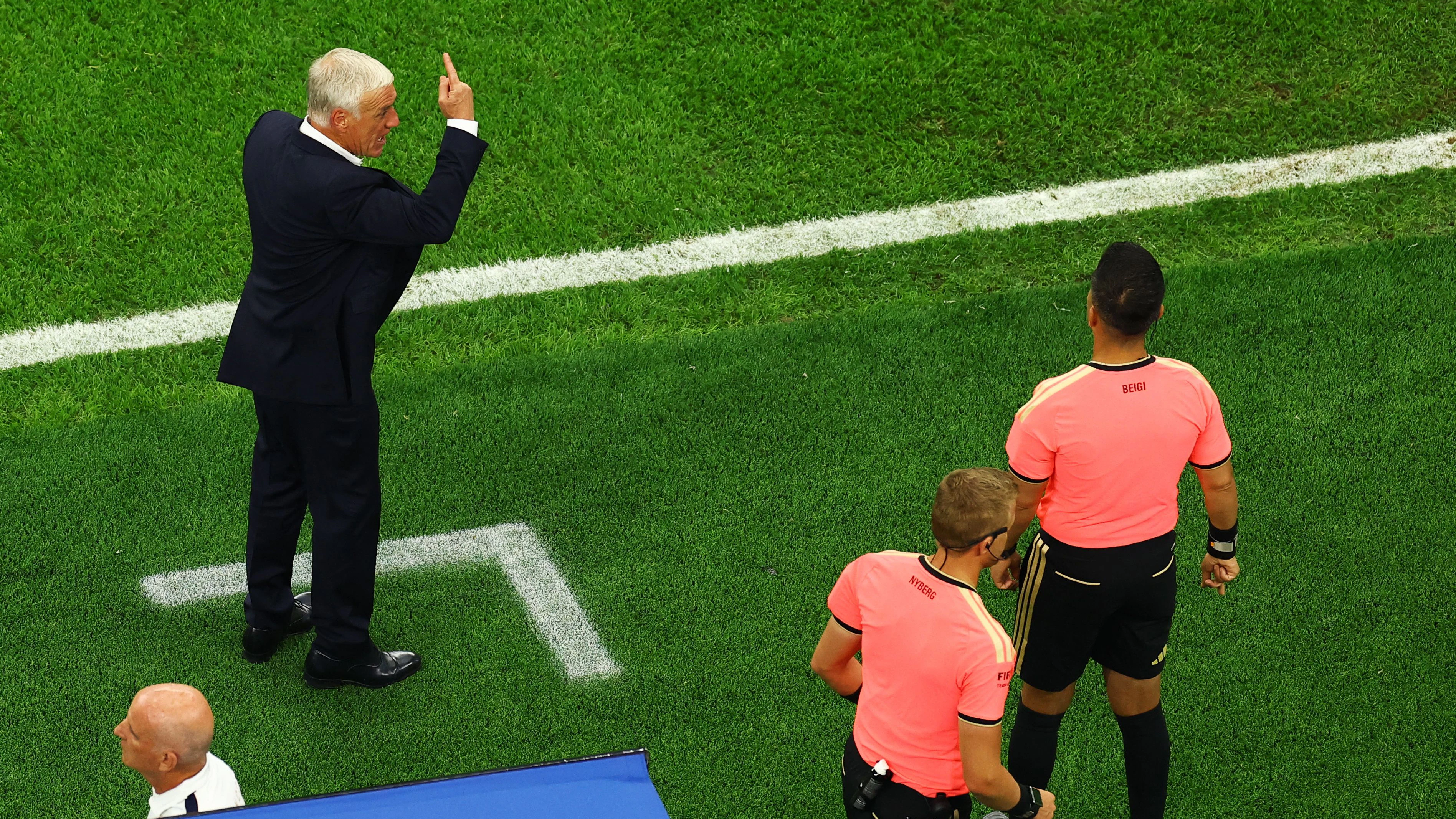 Der scheidende französische Teamchef Didier Deschamps regte sich über den Unparteiischen auf. 