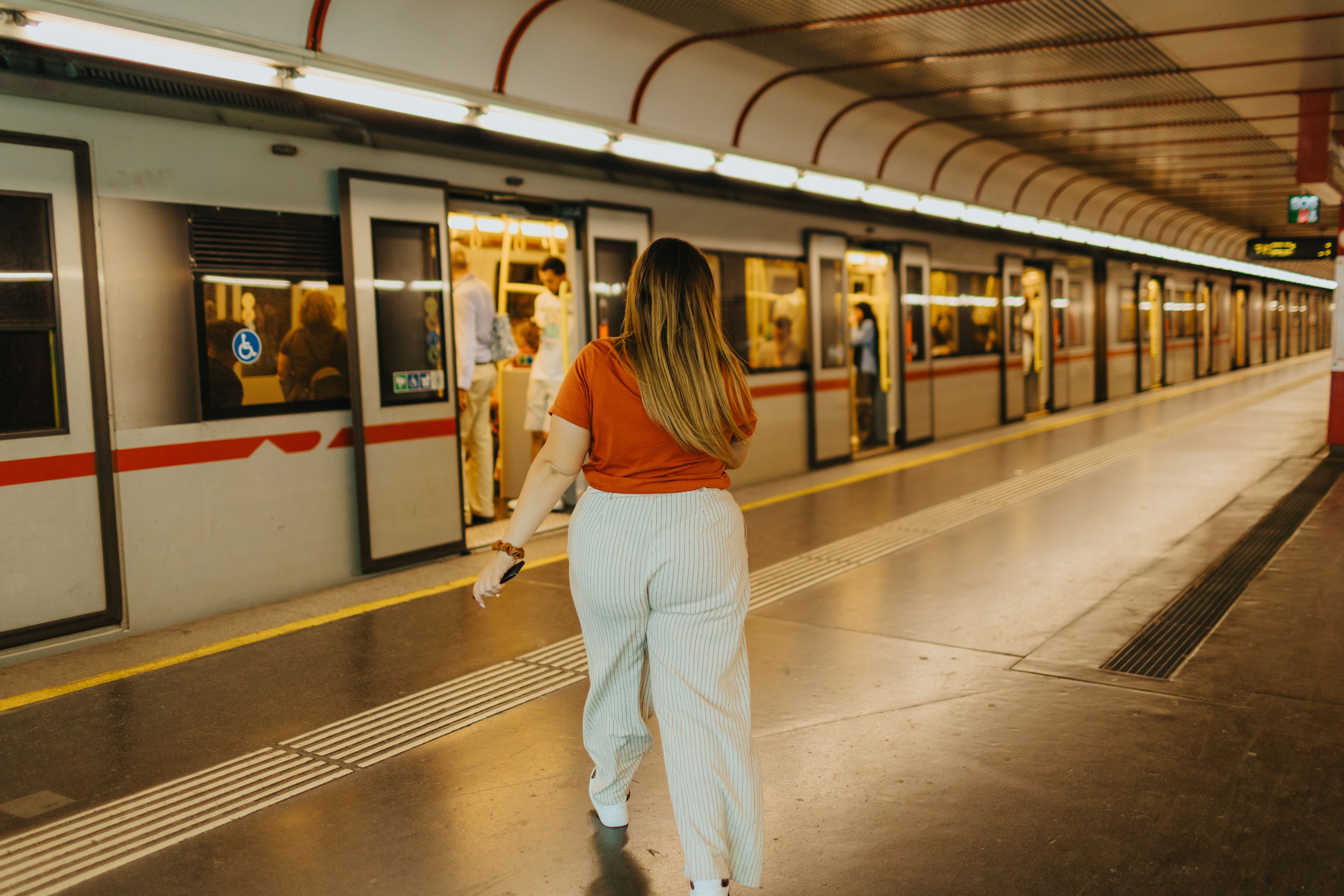 Die Wiener Linien suchen laufend Personal. Aktuelle Zahlen zeigen, wie hoch die Gehälter vom Einstieg bis zur Führungskraft ausfallen.