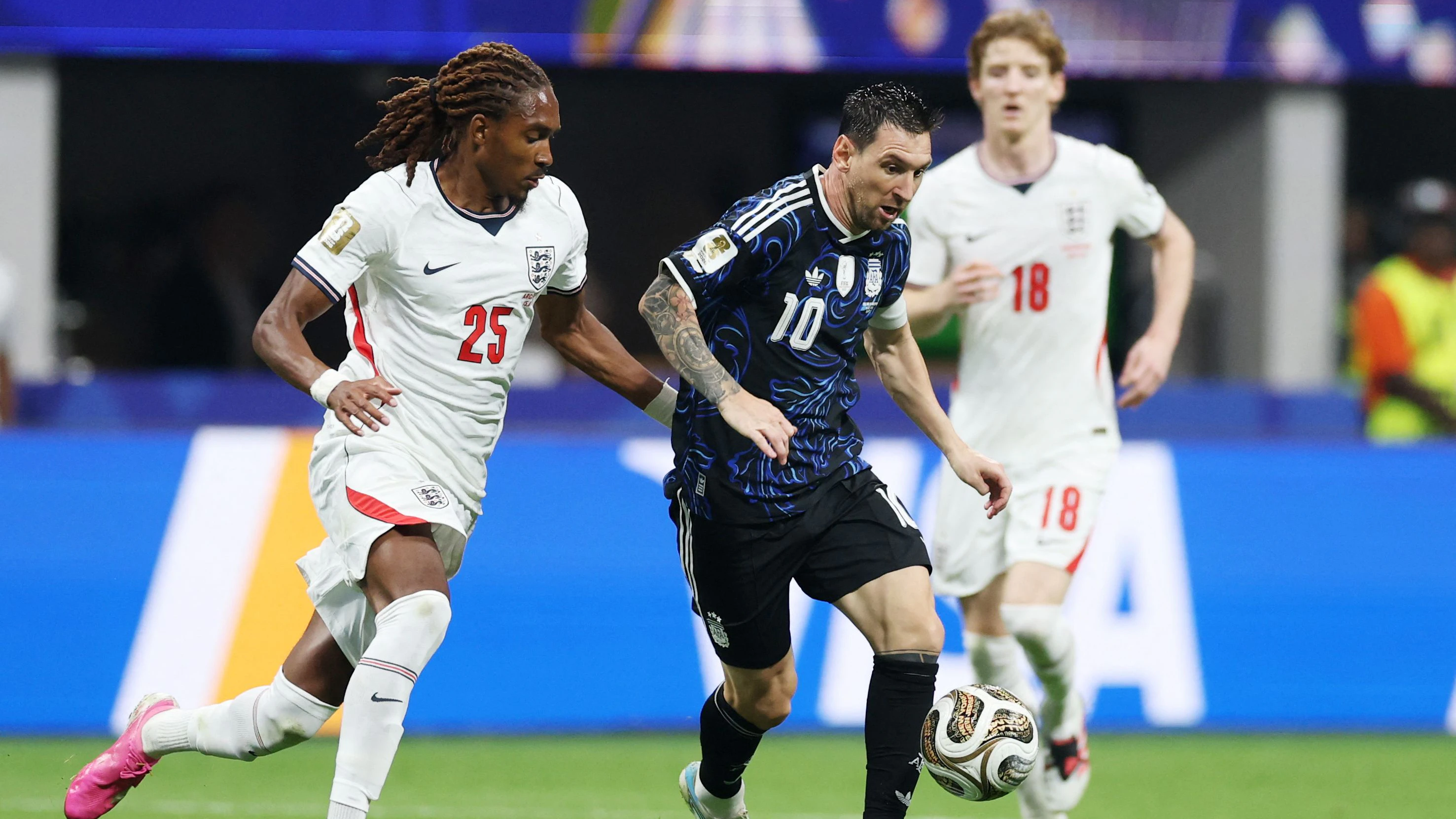 Fußball-Star Lionel Messi gegen England. 