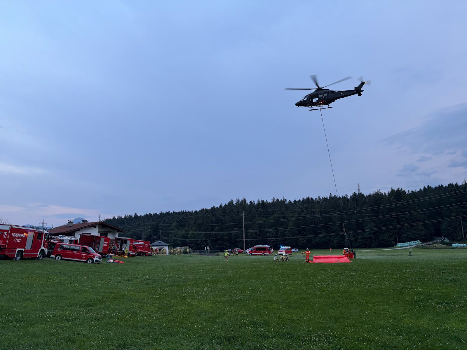 Heute.at - Gleich drei Waldbrände sorgen für Großeinsätze in Tirol