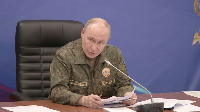 Im fünften Jahr ist der Ukraine endlich gelungen, was sie von Anfang an postuliert hat: Sie hat den Krieg zurück nach Russland gebracht. Dort ist die Bevölkerung denkbar schlecht darauf vorbereitet. Und reagiert mit Verunsicherung und Wut auf wachsende Zumutungen.