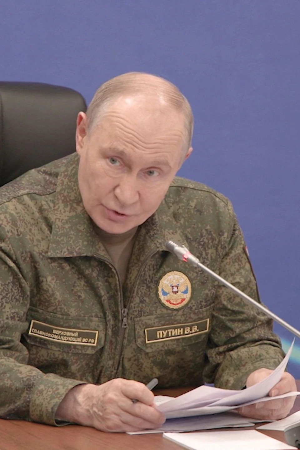 Der russische Präsident Wladimir Putin in Uniform beim Besuch russischer Stellungen: "Uns bleibt nur noch die Hoffnung, dass er stirbt"