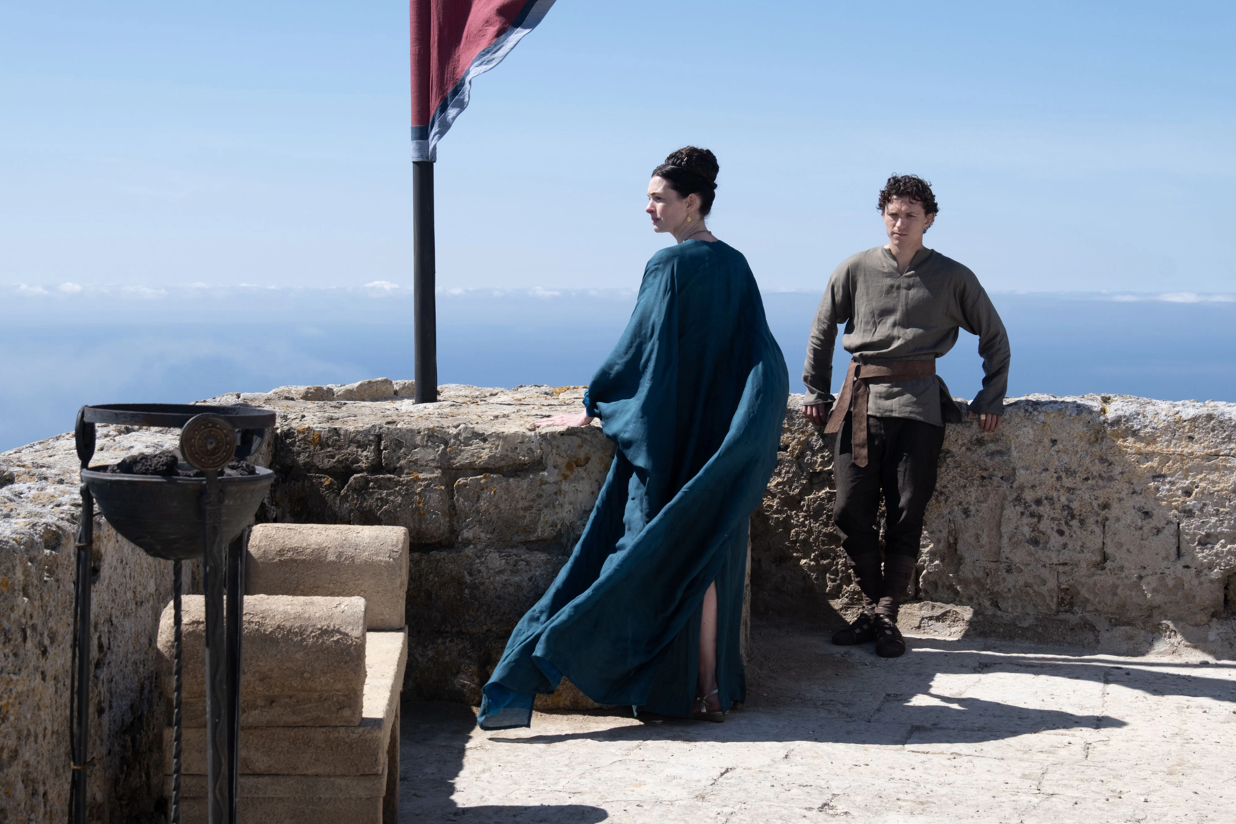 Warten 20 Jahre auf die Heimkehr des Odysseus: seine Ehefrau Penelope (Anne Hathaway) und sein Sohn Telemachus (Tom Holland)