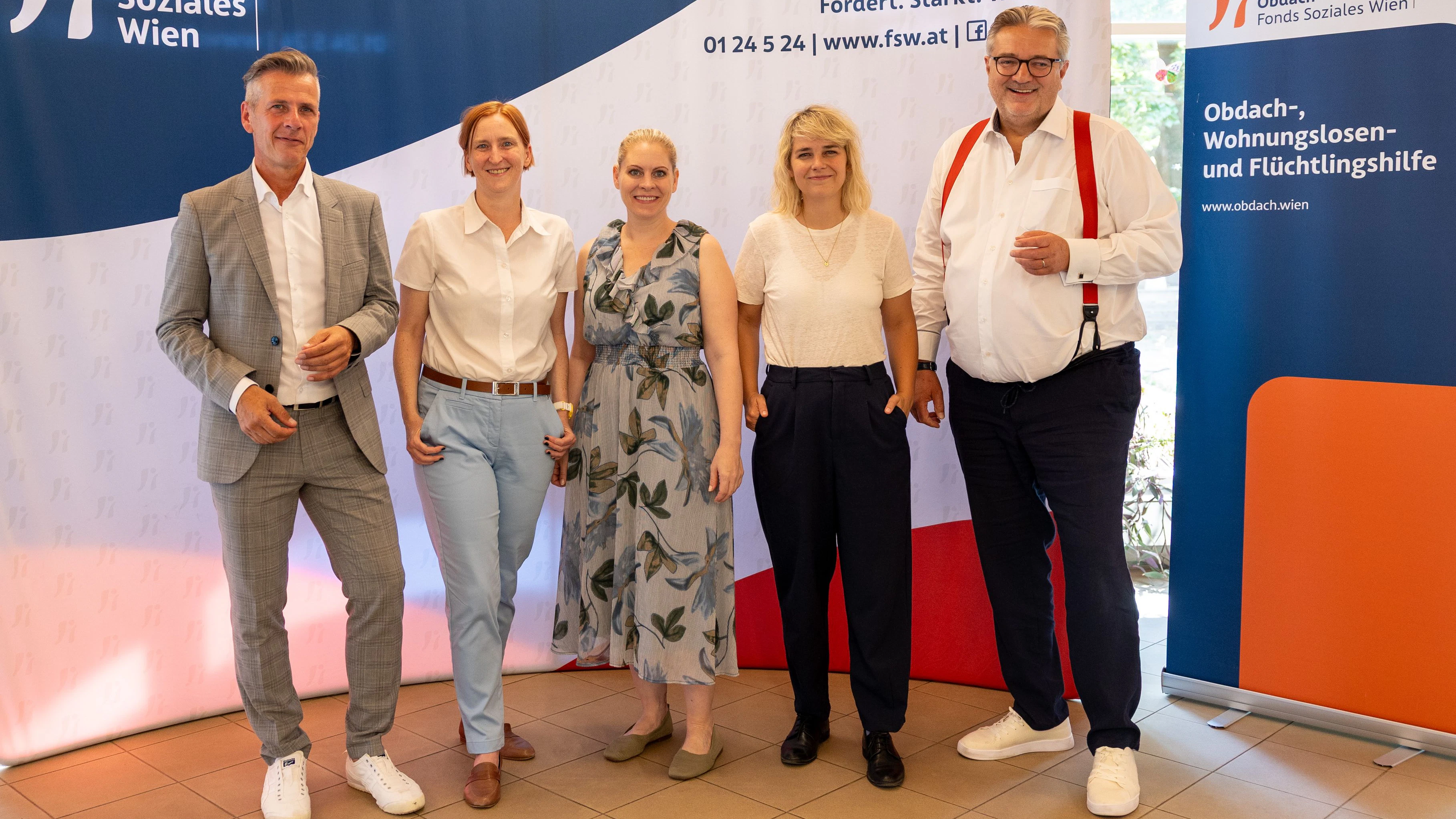 (v.l.) Roland Haller (FSW Obdach GF), Frauen-Stadträtin Elke Hanel-Torsch, Susanne Winkler (FSW GF), Bezirksvorsteherin Stefanie Lamp und Sozial-Stadtrat Peter Hacker.