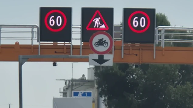 Im Baustellenbereich bei der Simmeringer Haide dürfen einspurige Fahrzeuge in Fahrtrichtung Flughafen aktuell nur den rechten Fahrstreifen benutzen.
