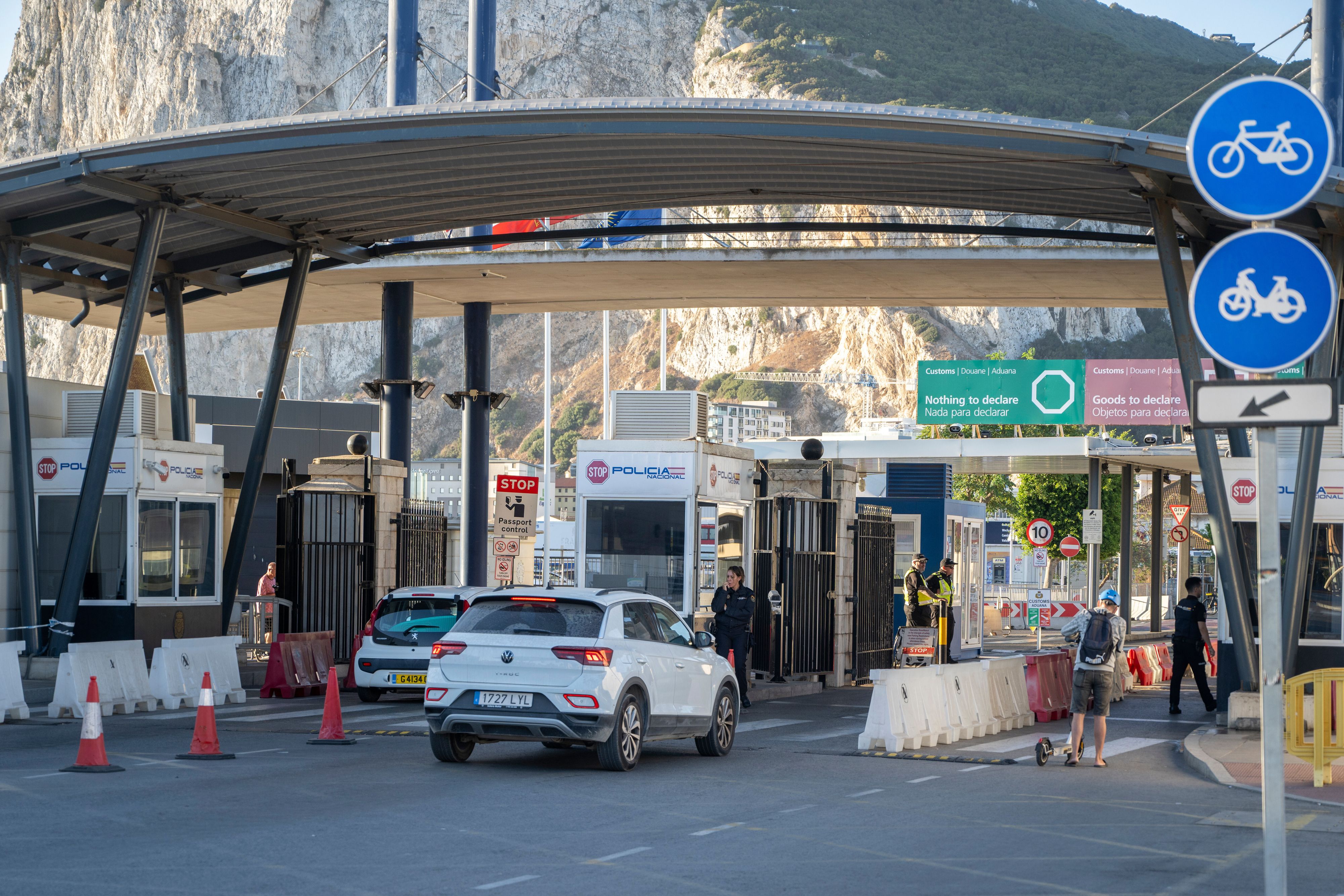 An der Grenze zwischen Spanien und dem britischen Gebiet Gibraltar sind in der Nacht zum Mittwoch die Regeln des Schengen-Raums in Kraft getreten.