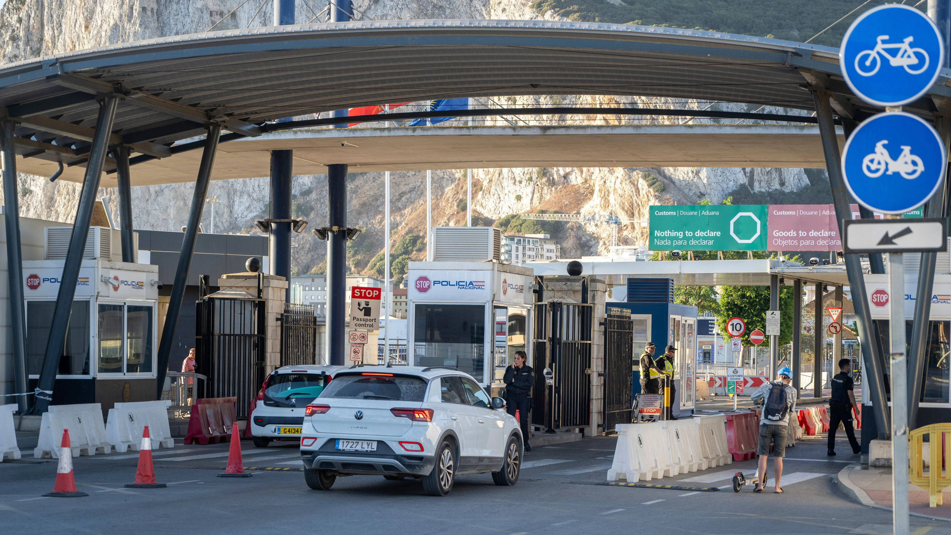 An der Grenze zwischen Spanien und dem britischen Gebiet Gibraltar sind in der Nacht zum Mittwoch die Regeln des Schengen-Raums in Kraft getreten.