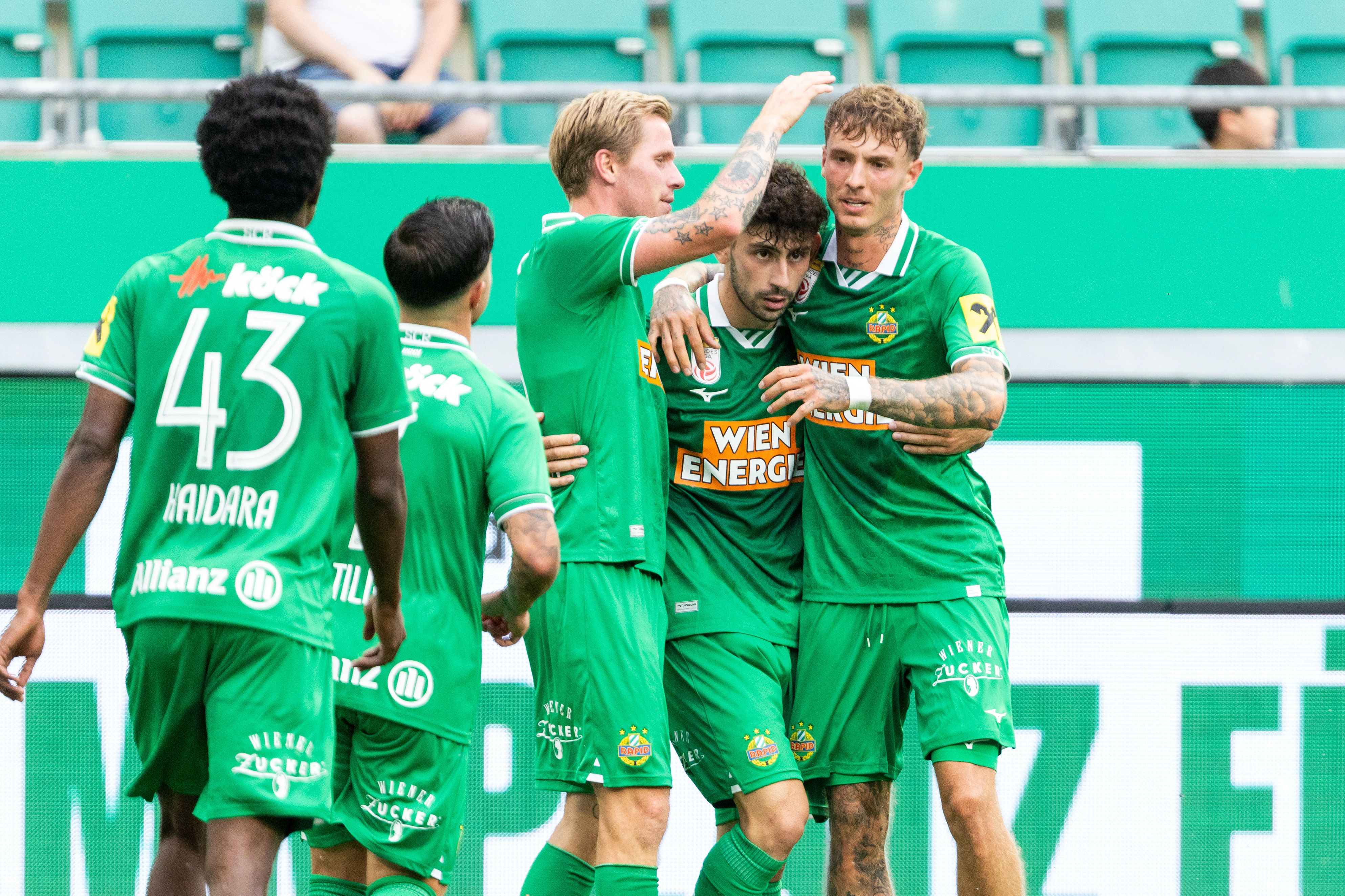 Rapid-Jubeltraube im neuen Trikot